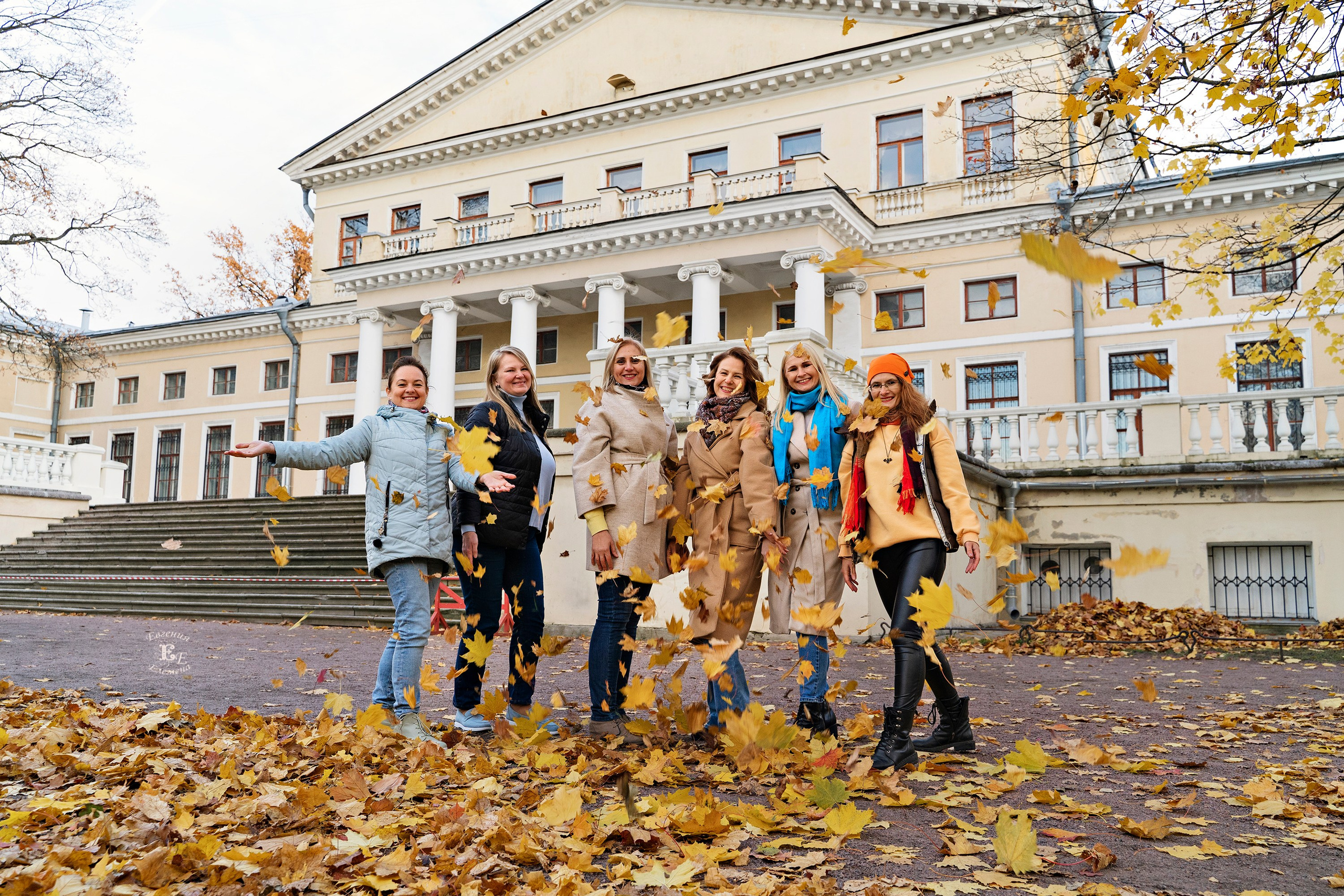 Групповая осенняя фотография. Семейный и портретный фотограф в Санкт-Петербурге Евгения Елемена