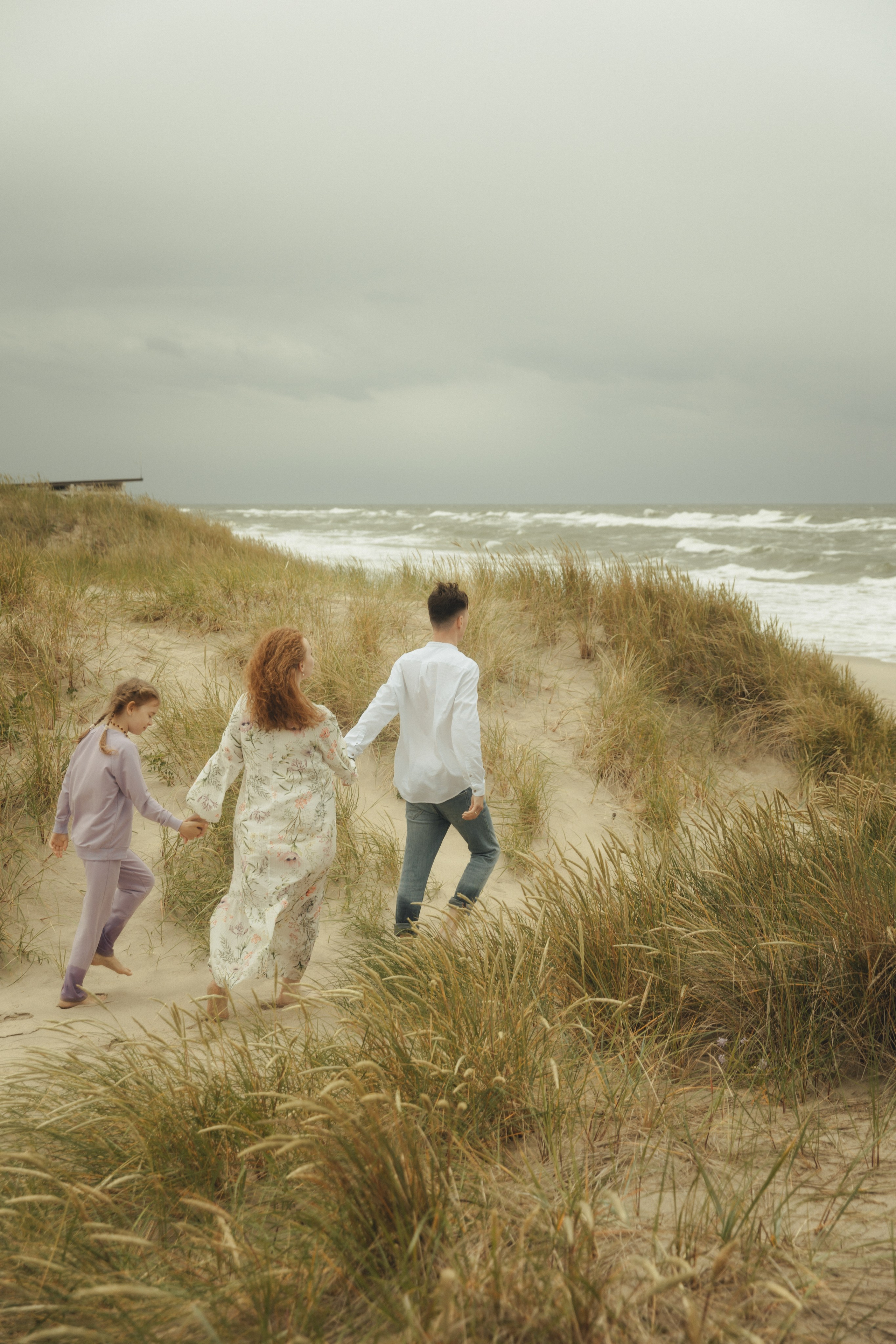 Семья в Янтарном / шторм. Фотограф Калининград Илья Миллер