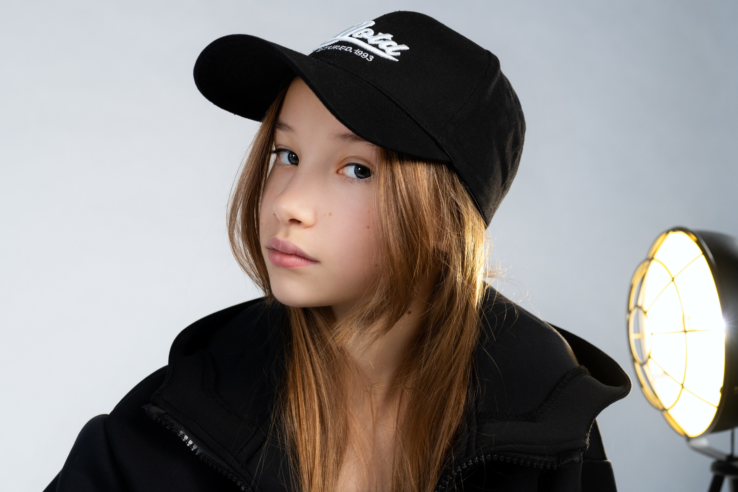 Студийная съёмка девочки в стиле Нью-Йорк