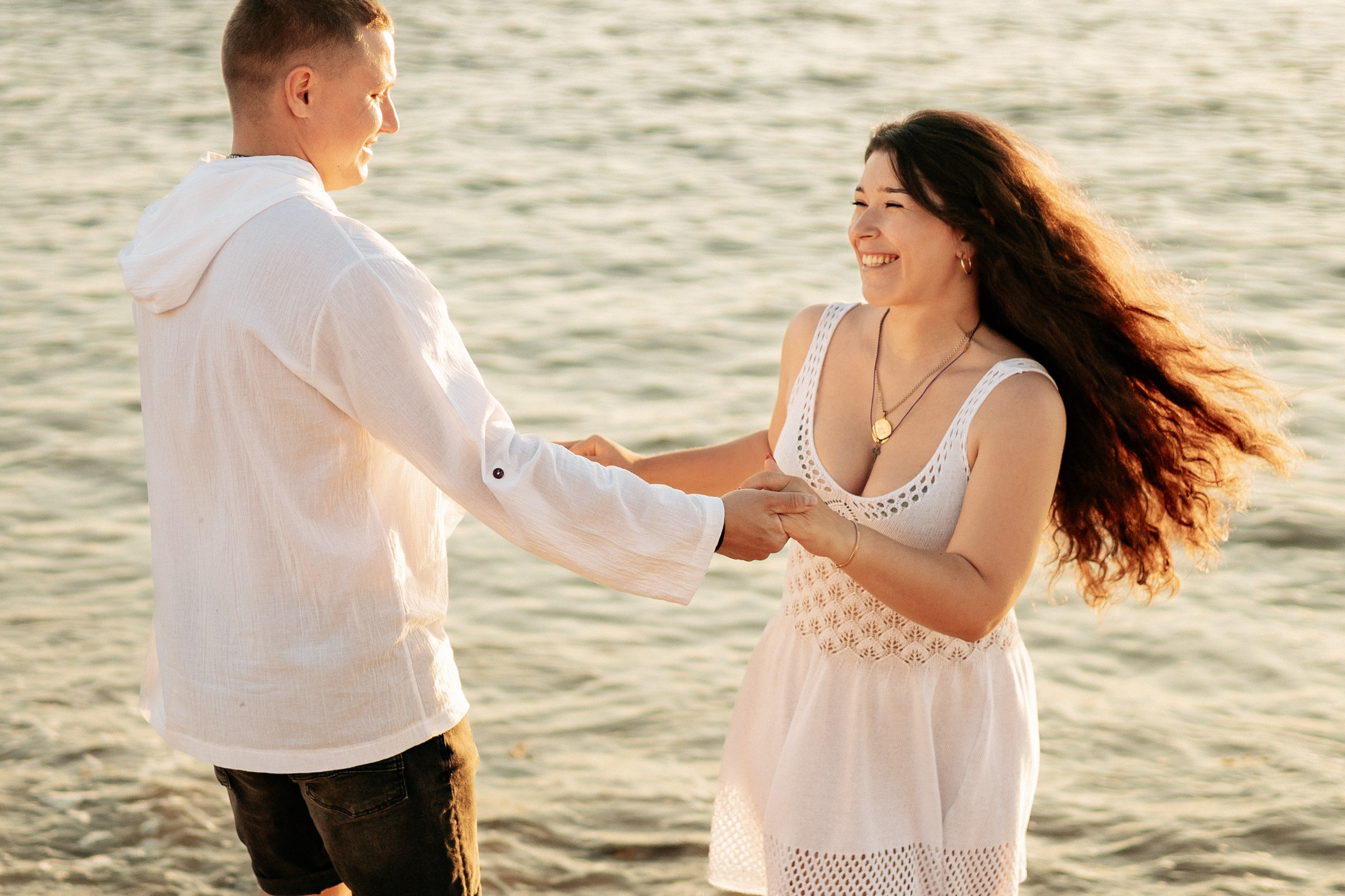 Закатные краски: золотые блики на лицах счастливой семьи