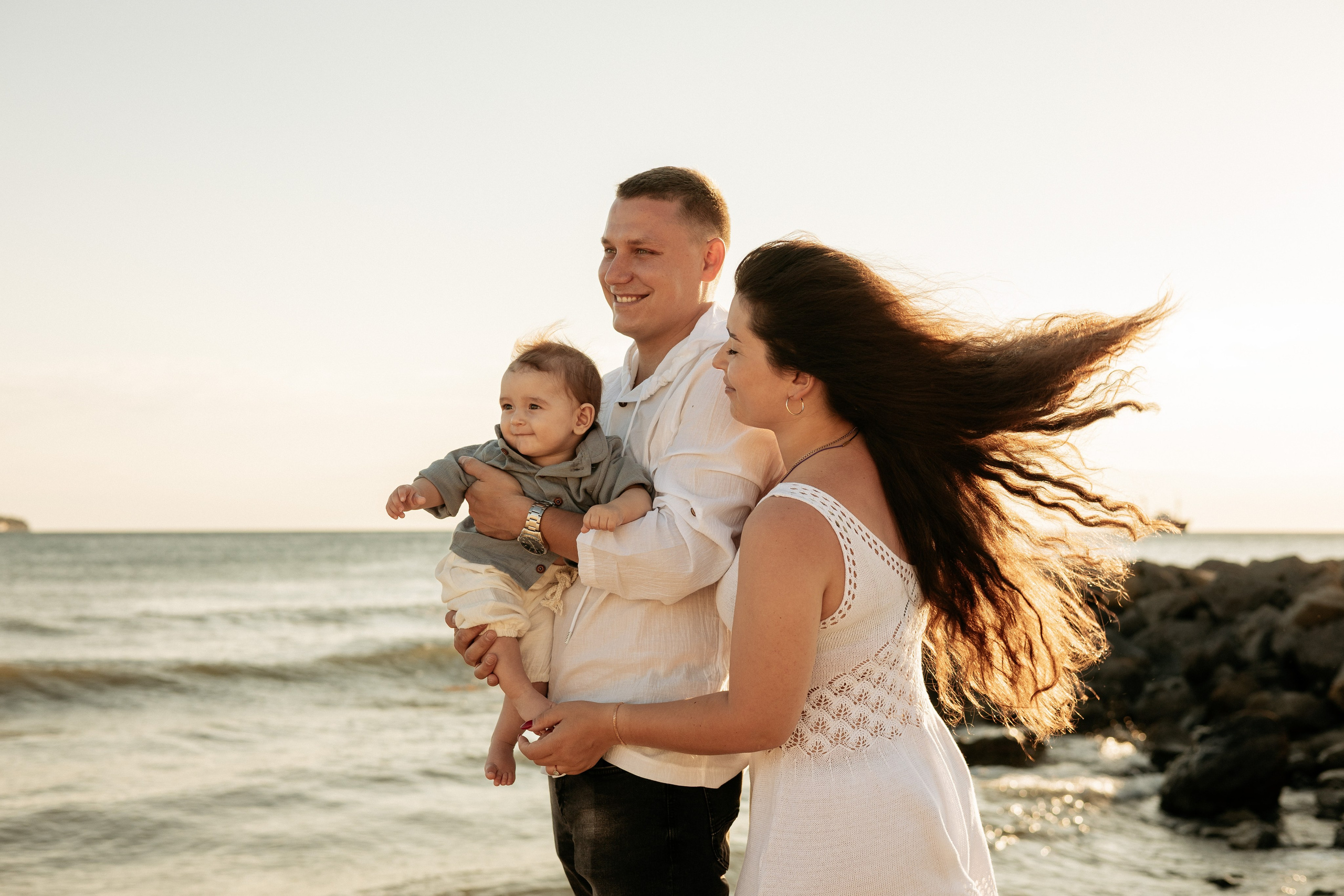 Естественность: непринужденные позы на берегу моря