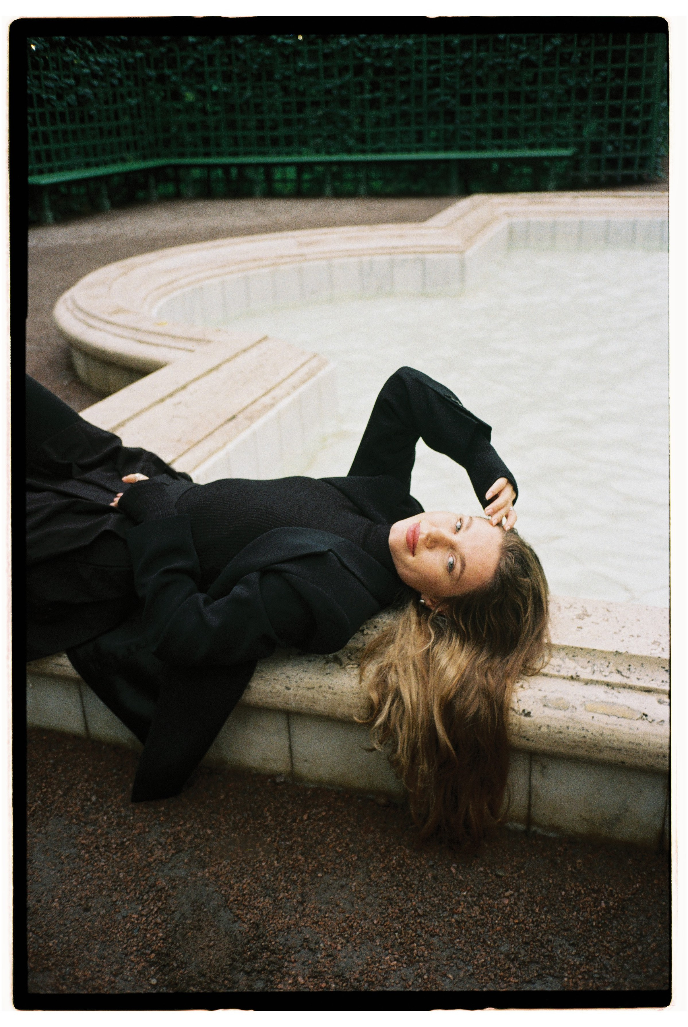 Профессиональная прогулочная фотосессия в Питере. Сестры Карабаза. Фотографы и ретушеры в Москве и Санкт-Петербурге