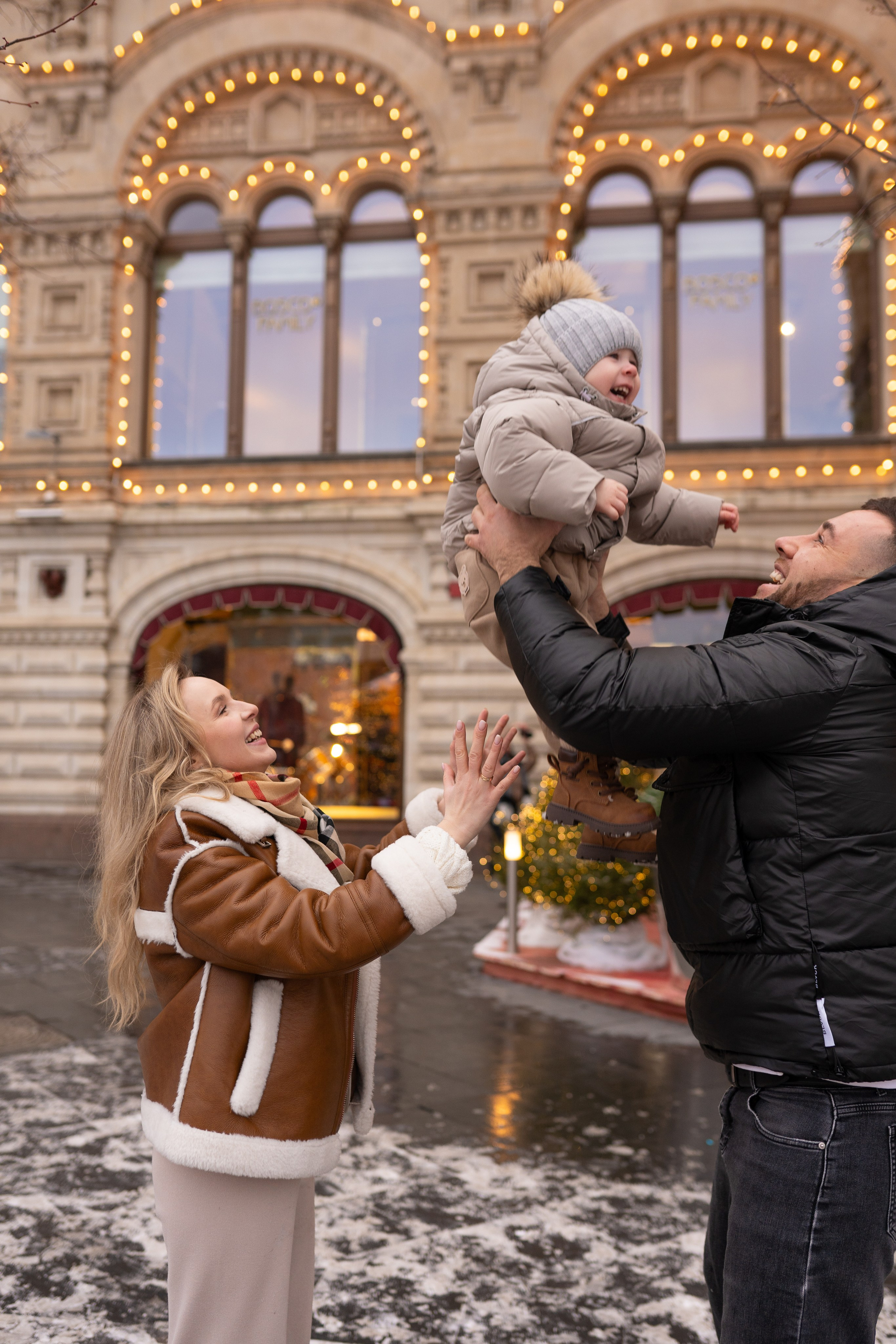 Павел, Егор и Наталия на ГУМ Ярмарке. Свадебный фотограф в Москве Анна Полушина