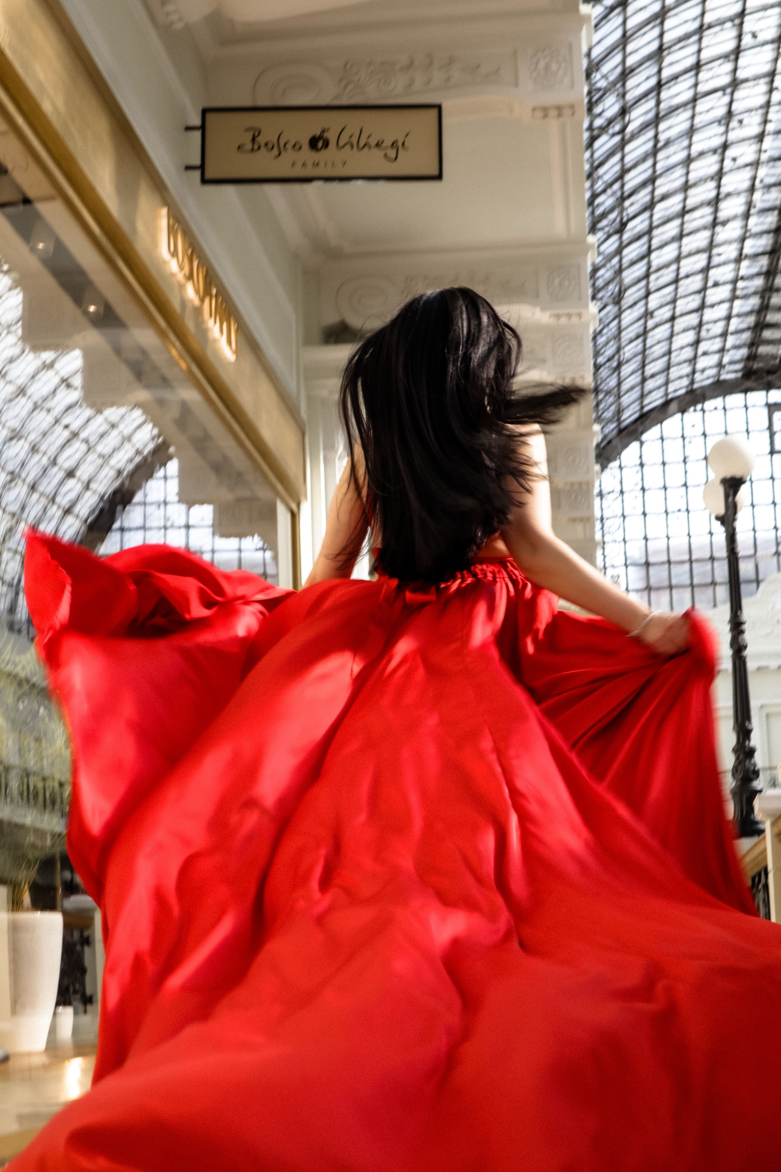 женщина бежит и подол платья развивается