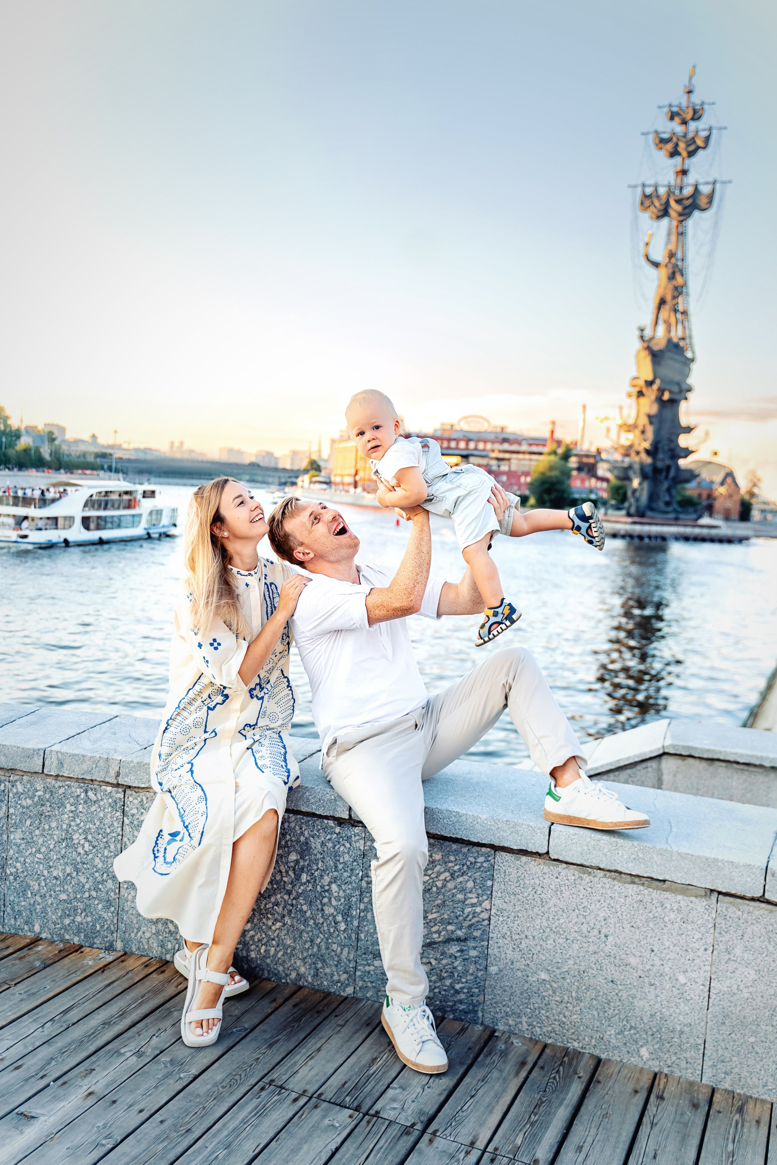 Семейная прогулка в парке Музеон на закате. Фотограф \ Видеограф на Крещение, Венчание Москва| Семейные съемки