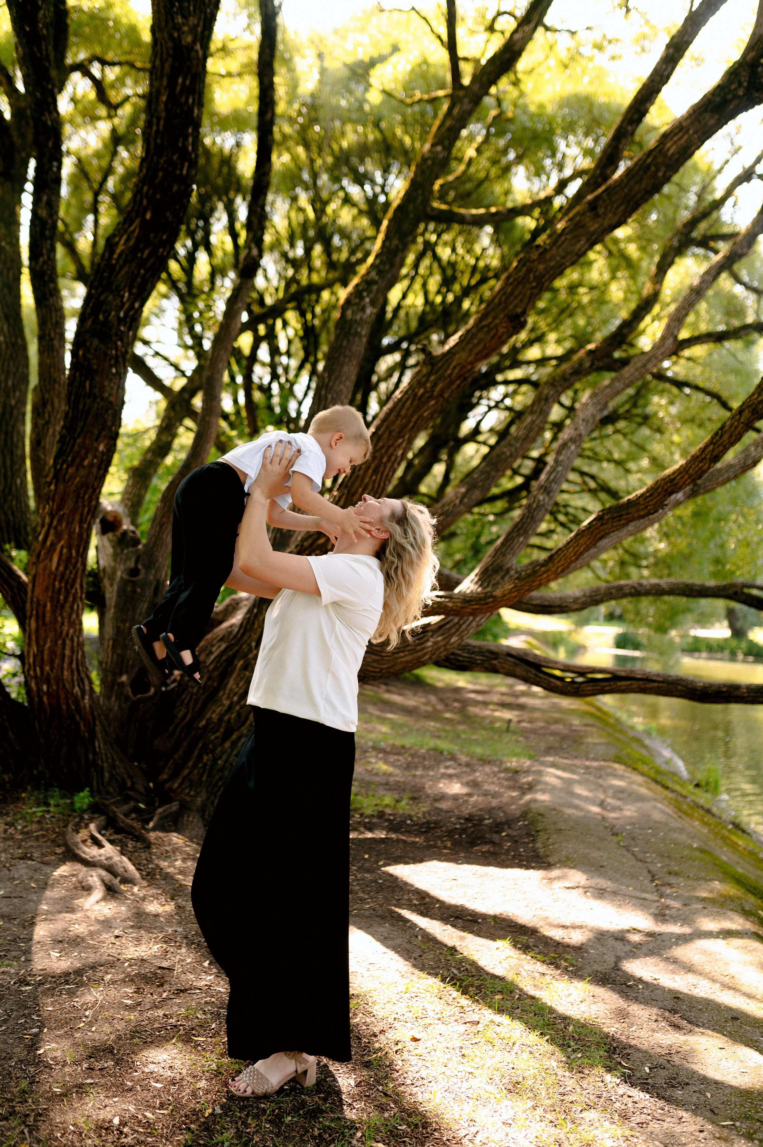 НА ДЕРЕВО ЗАЛЕЗУ. Шашкова Вероника / Свадебный и семейный фотограф Москва и Ярославль