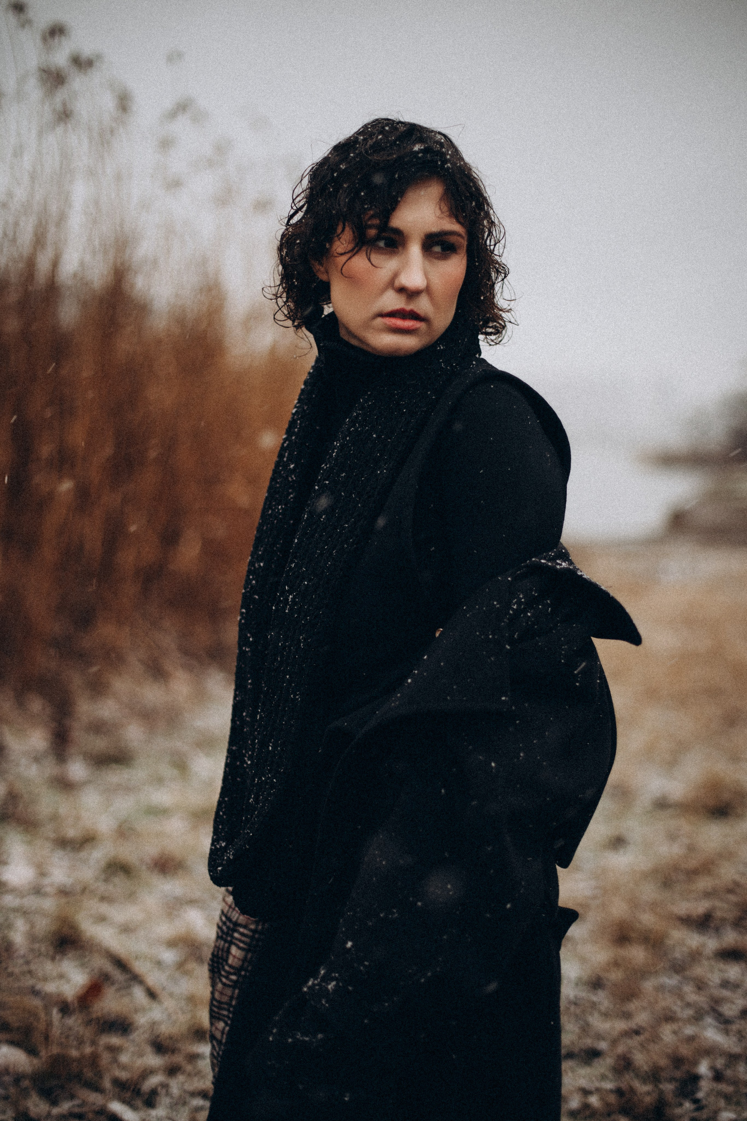 Фотосессия для женщин: утончённые, эмоциональные портреты. Подбор образа, помощь с позированием. Естественные фото, мягкий свет, стильная ретушь. Услуги фотографа в Краснодаре, создание уникального женского образа