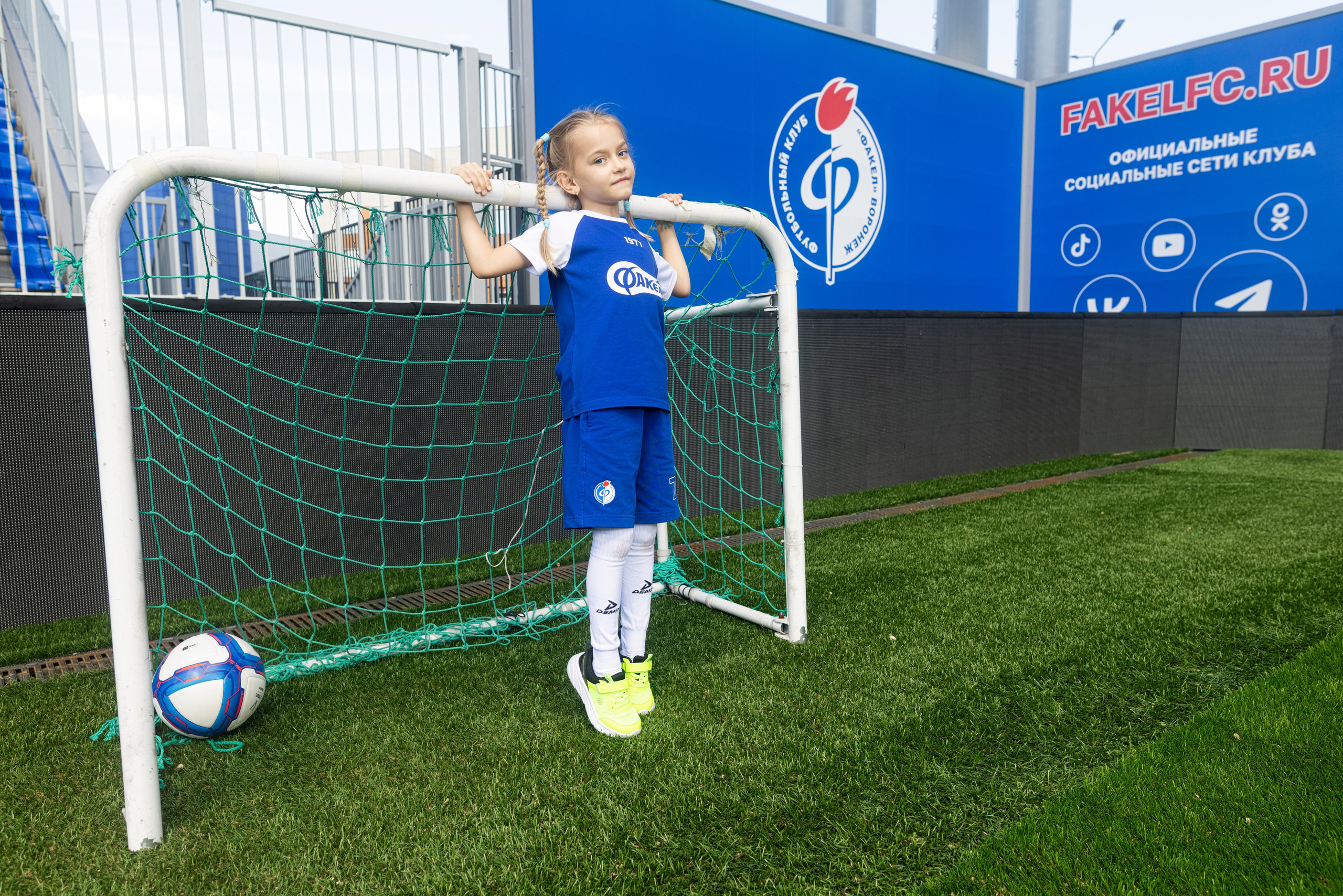 Детский портрет с Алисой на футбольном стадионе. Дмитрий Шульгин, портретный фотограф в Воронеже