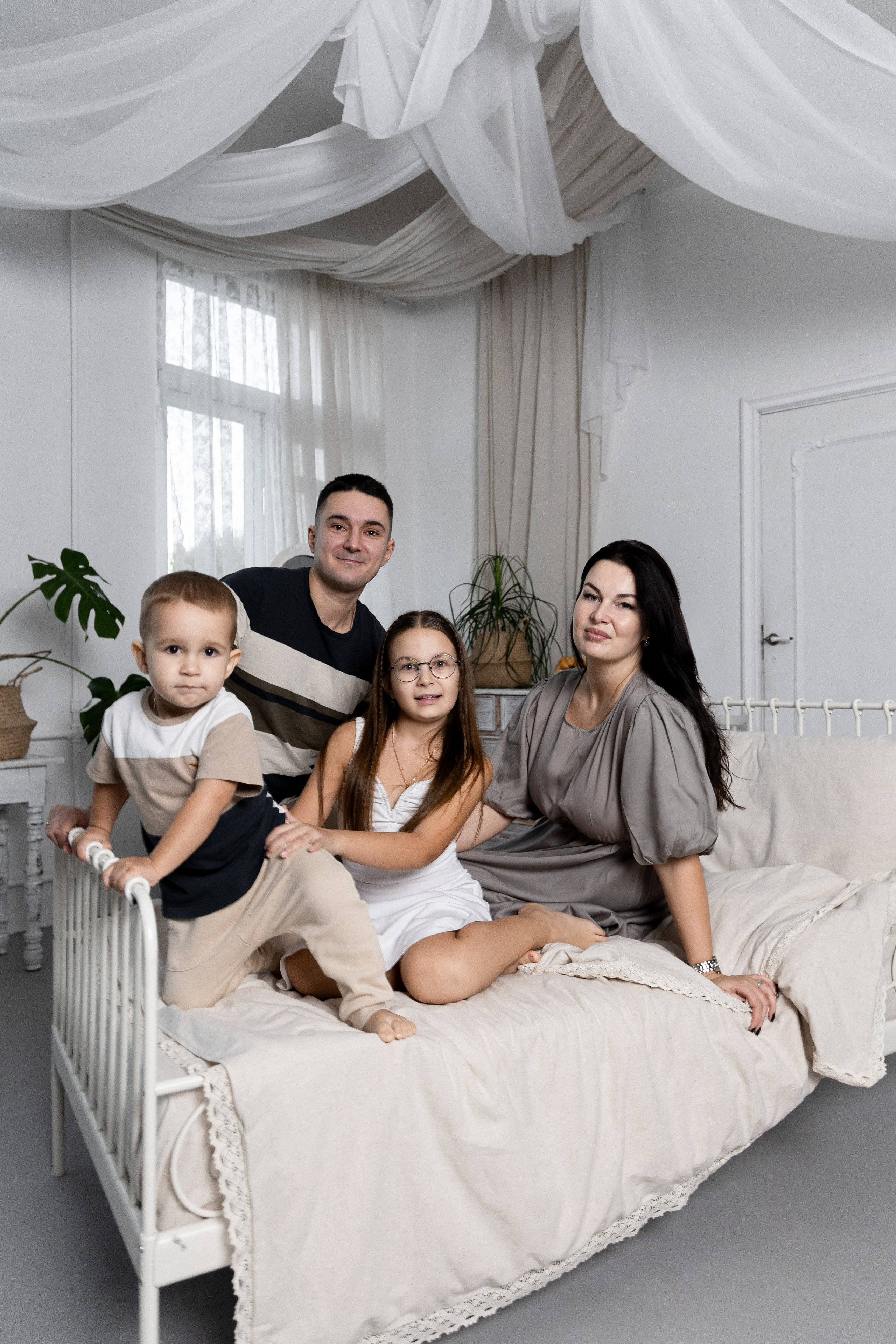 Александра и Даниил со своими детьми: Евой и Артуром. Фотограф в Калининграде Сокирко Светлана