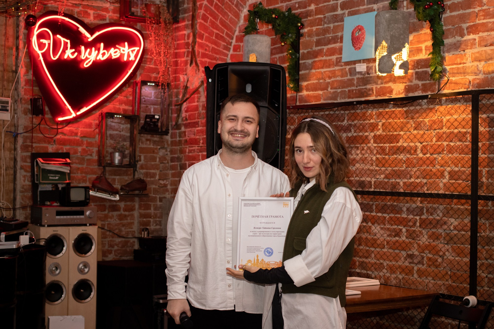 Новогодняя встреча в баре «Шаверма». Репортажный, промышленный и маркетплейс-фотограф Дмитрий Чернат