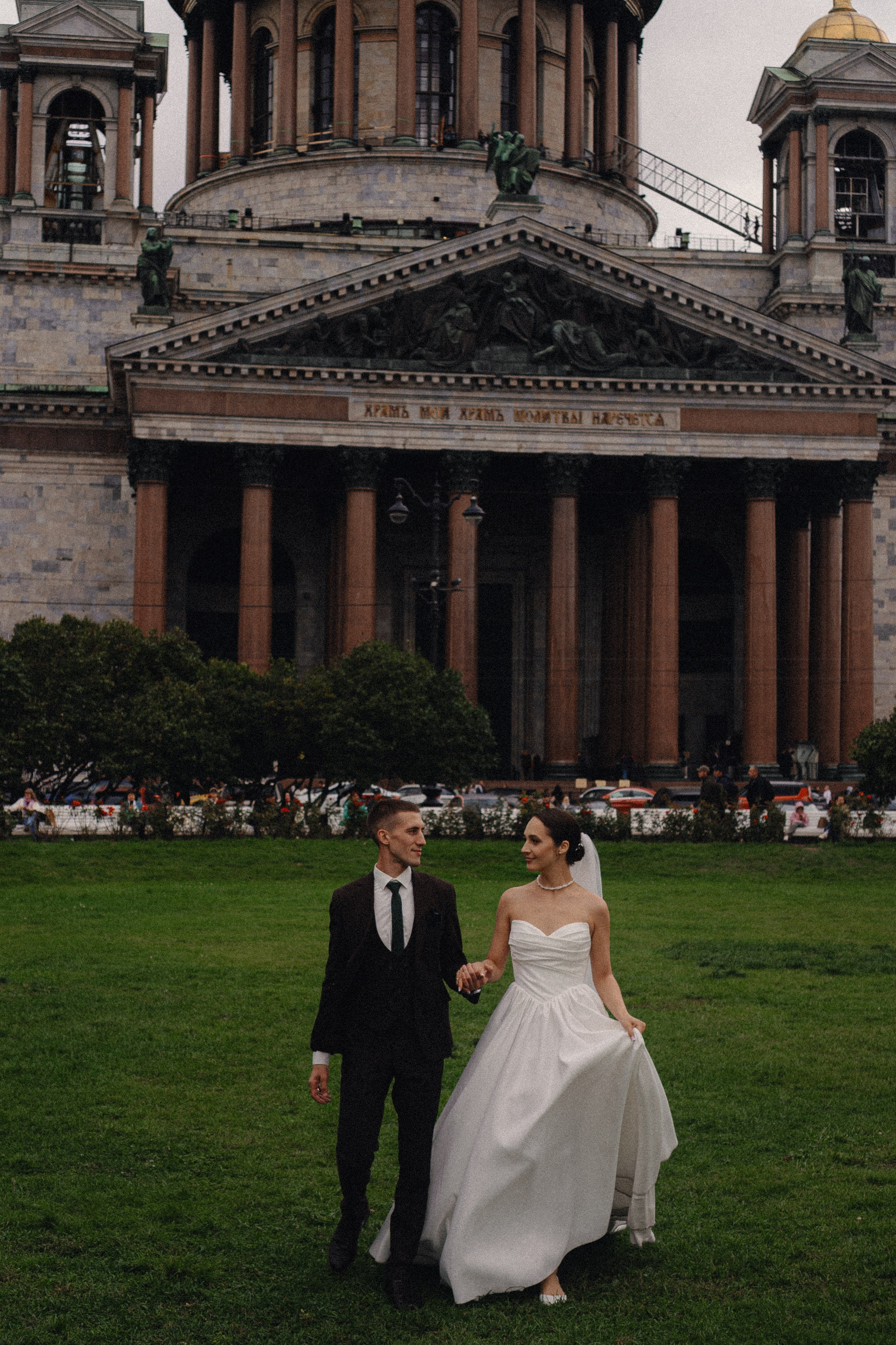 СВАДЕБНАЯ ПРОГУЛКА В САНТК-ПЕТЕРБУРГЕ (ИСАКИЕВСКИЙ СОБОР, ЗИМНЯЯ КАНАВКА, ЭРМИТАЖ И БОЛЬШАЯ МОРСКАЯ УЛИЦА). Профессиональный фотограф, Санкт-Петербург — Виктория Богомолова