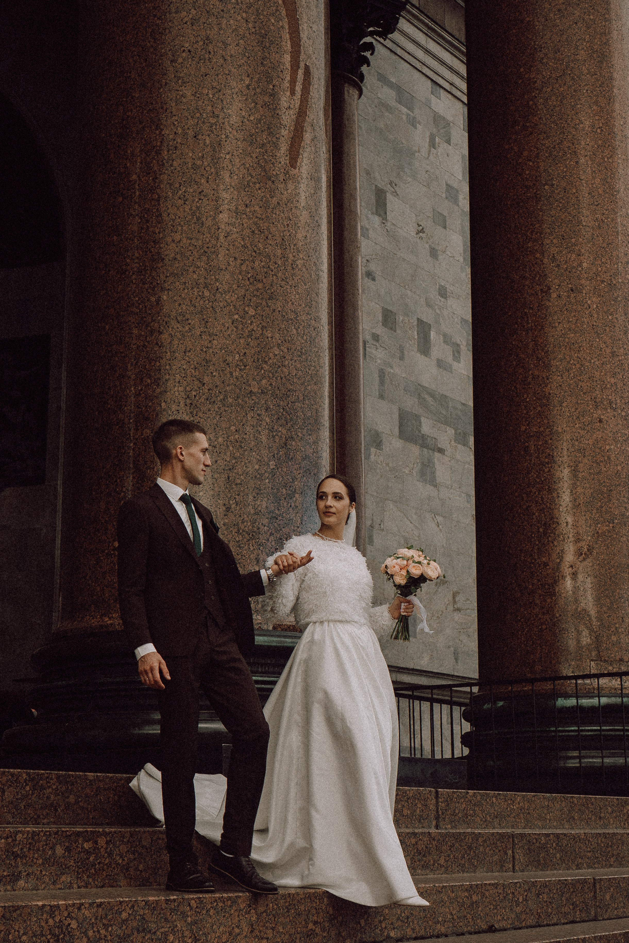 СВАДЕБНАЯ ПРОГУЛКА В САНТК-ПЕТЕРБУРГЕ (ИСАКИЕВСКИЙ СОБОР, ЗИМНЯЯ КАНАВКА, ЭРМИТАЖ И БОЛЬШАЯ МОРСКАЯ УЛИЦА). Профессиональный фотограф, Санкт-Петербург — Виктория Богомолова