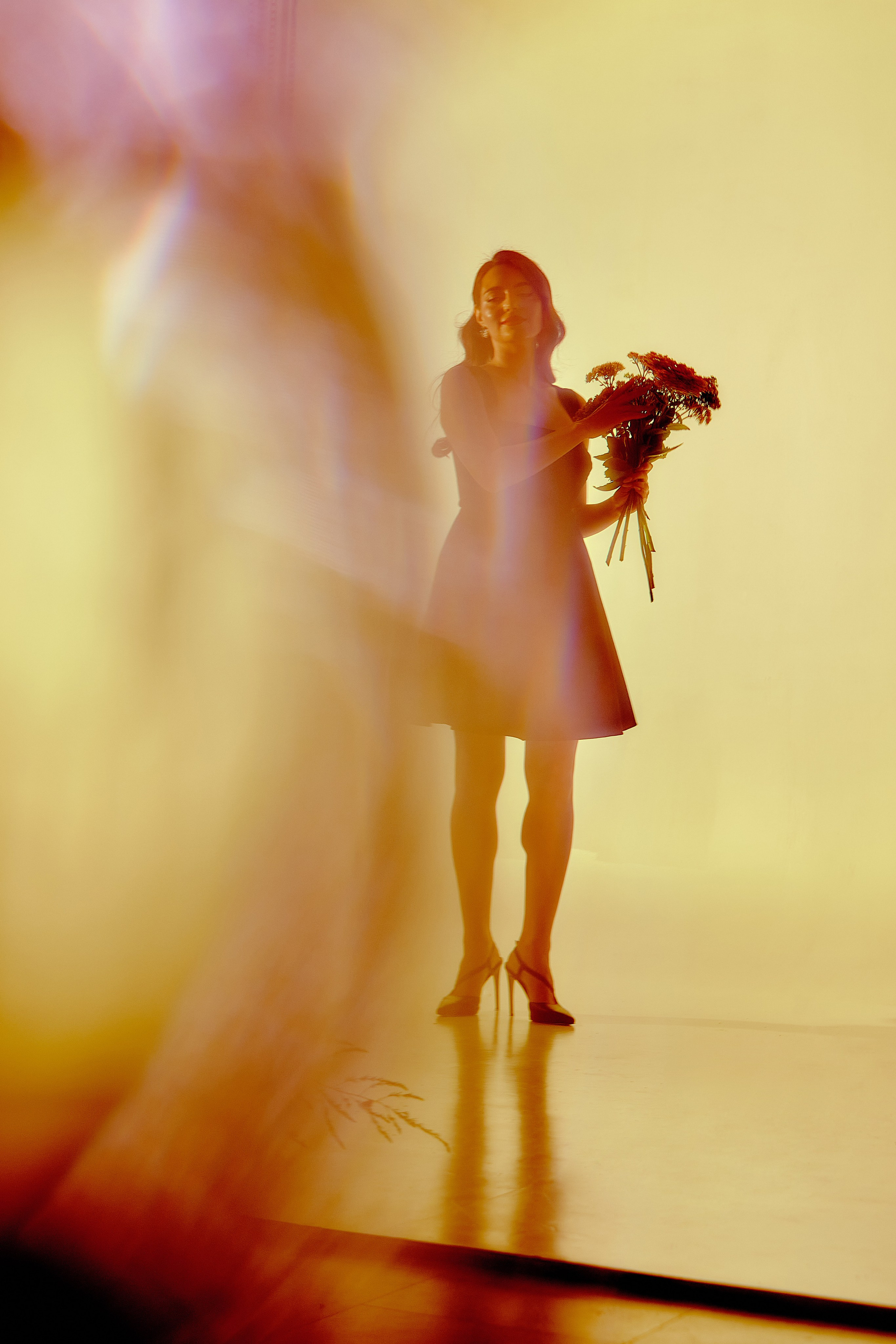 Индивидуальная фотосессия с цветами в студии. Портретный, семейный фотограф в Твери Жданова Татьяна tatzhdanov Таня