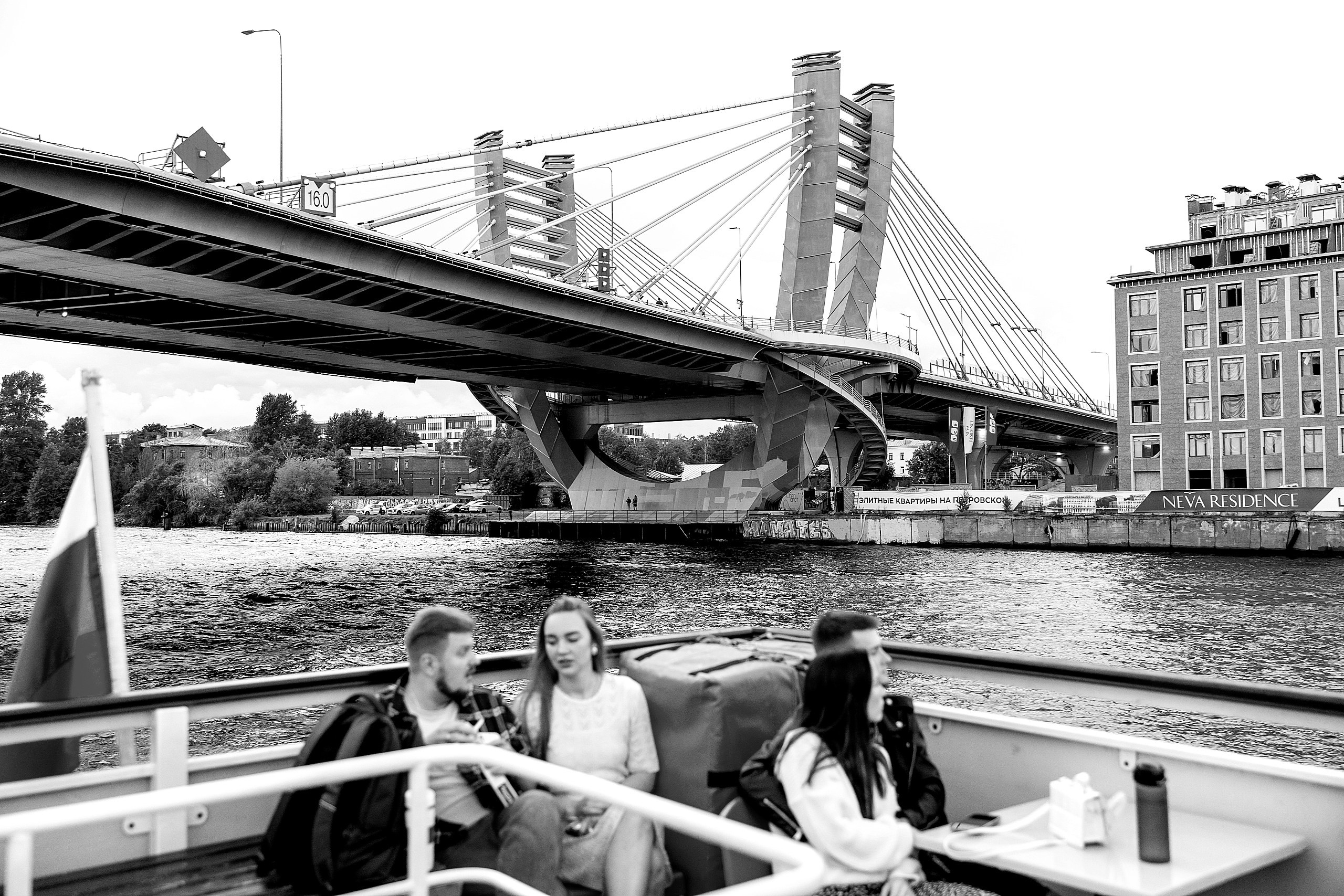 Вид на мост Бетанкура с борта теплохода