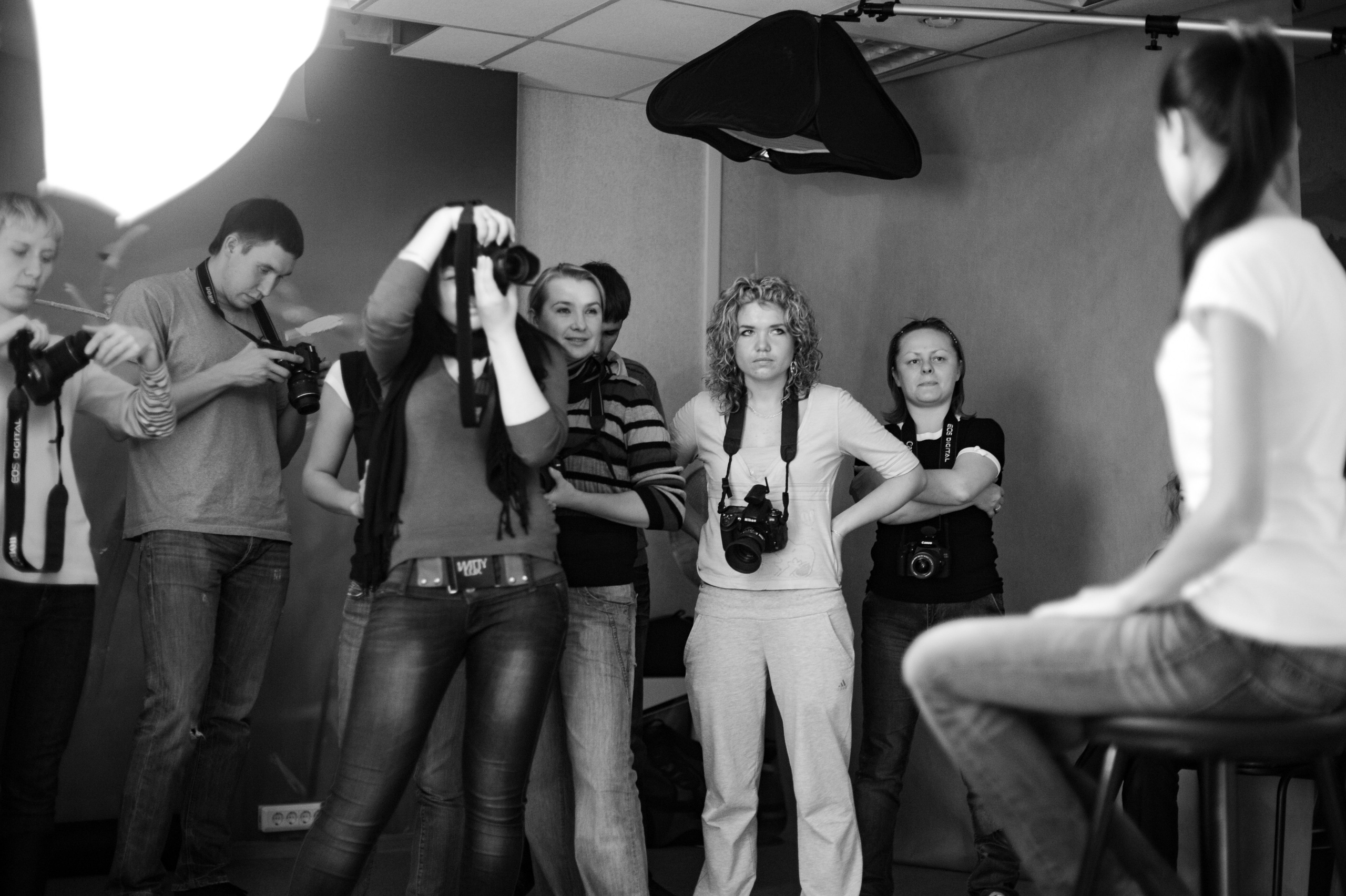 Ученики фотошколы на студийной практике.