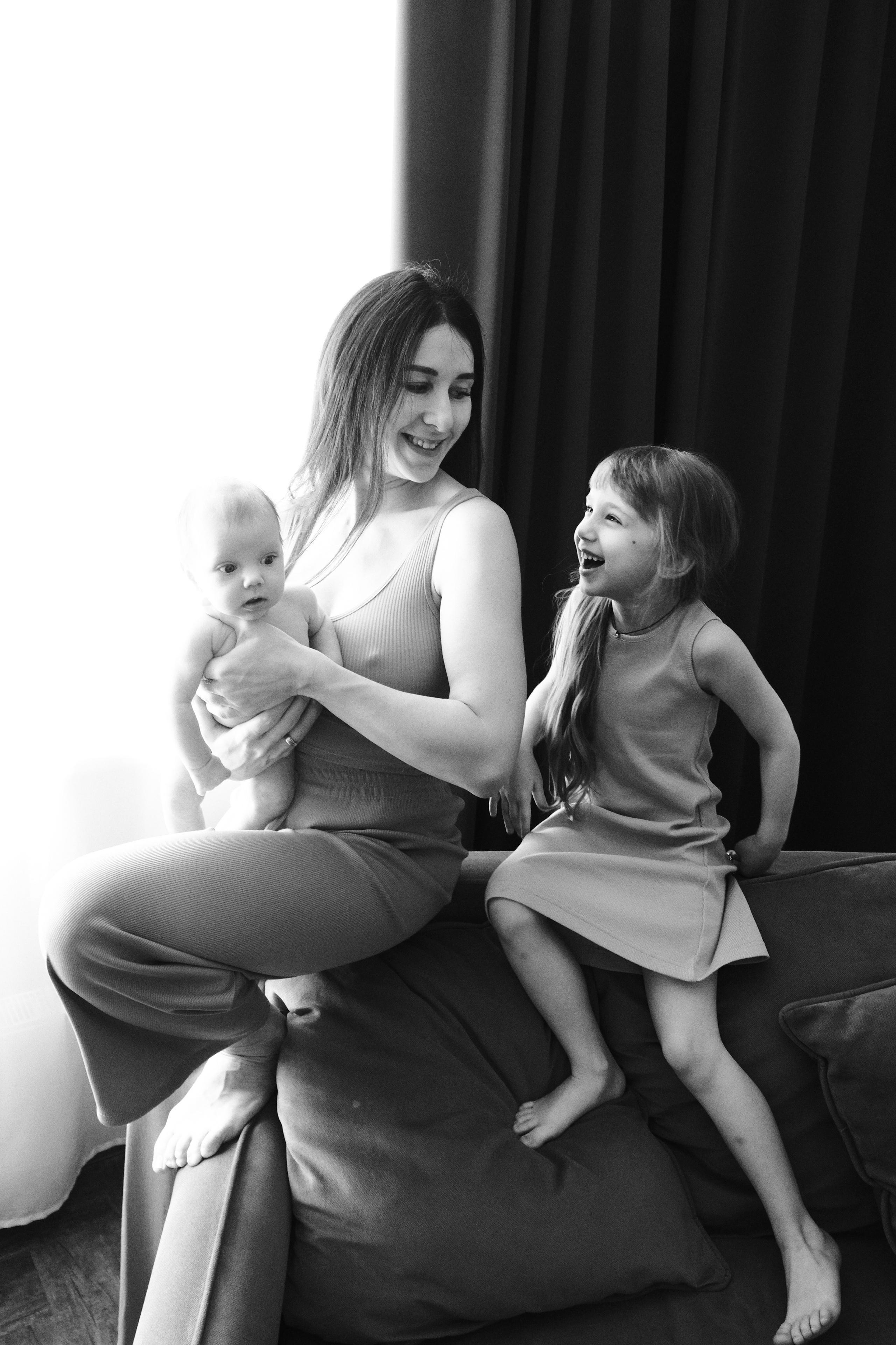 Маша с дочерьми. Фотограф Наташа Лисица