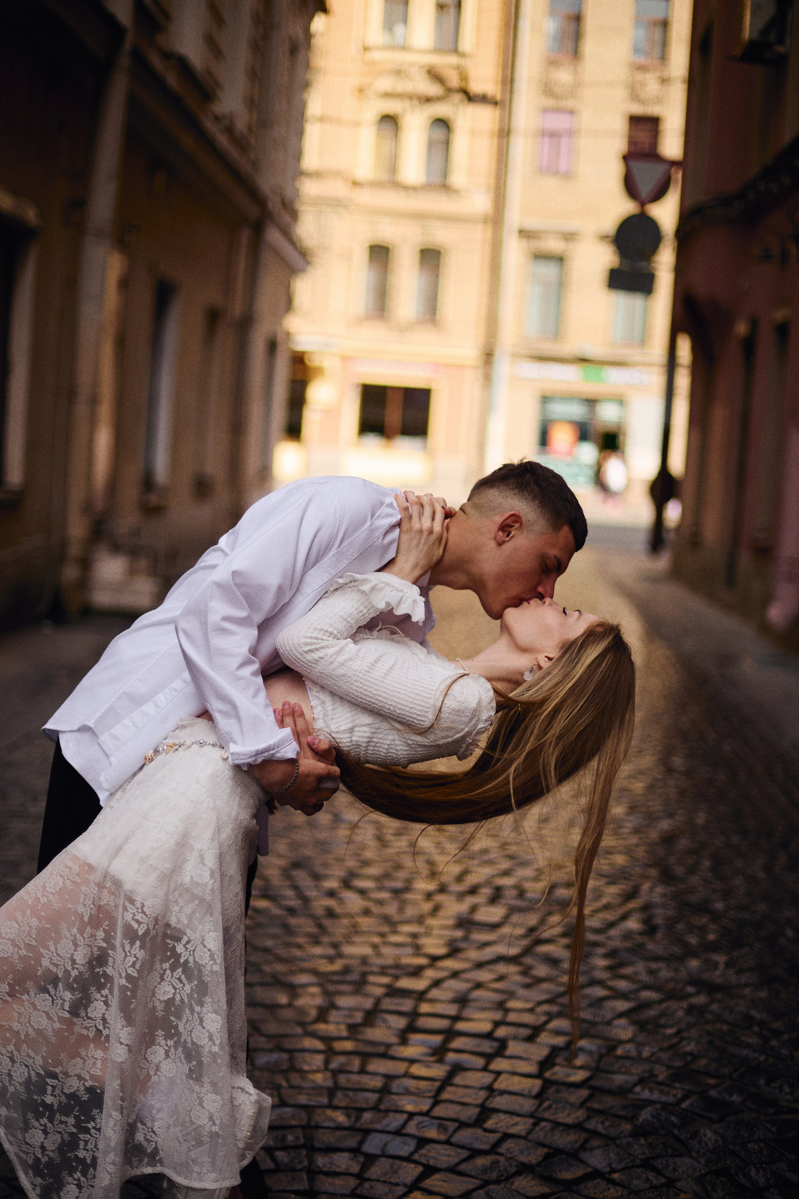 лав стори в самом центре петербурга любовь питер в питере любить москва улочки ретро вайб идеи для летней фотосессии вдвоем моментальная фотография фотобудка лето внимание к деталям касания 