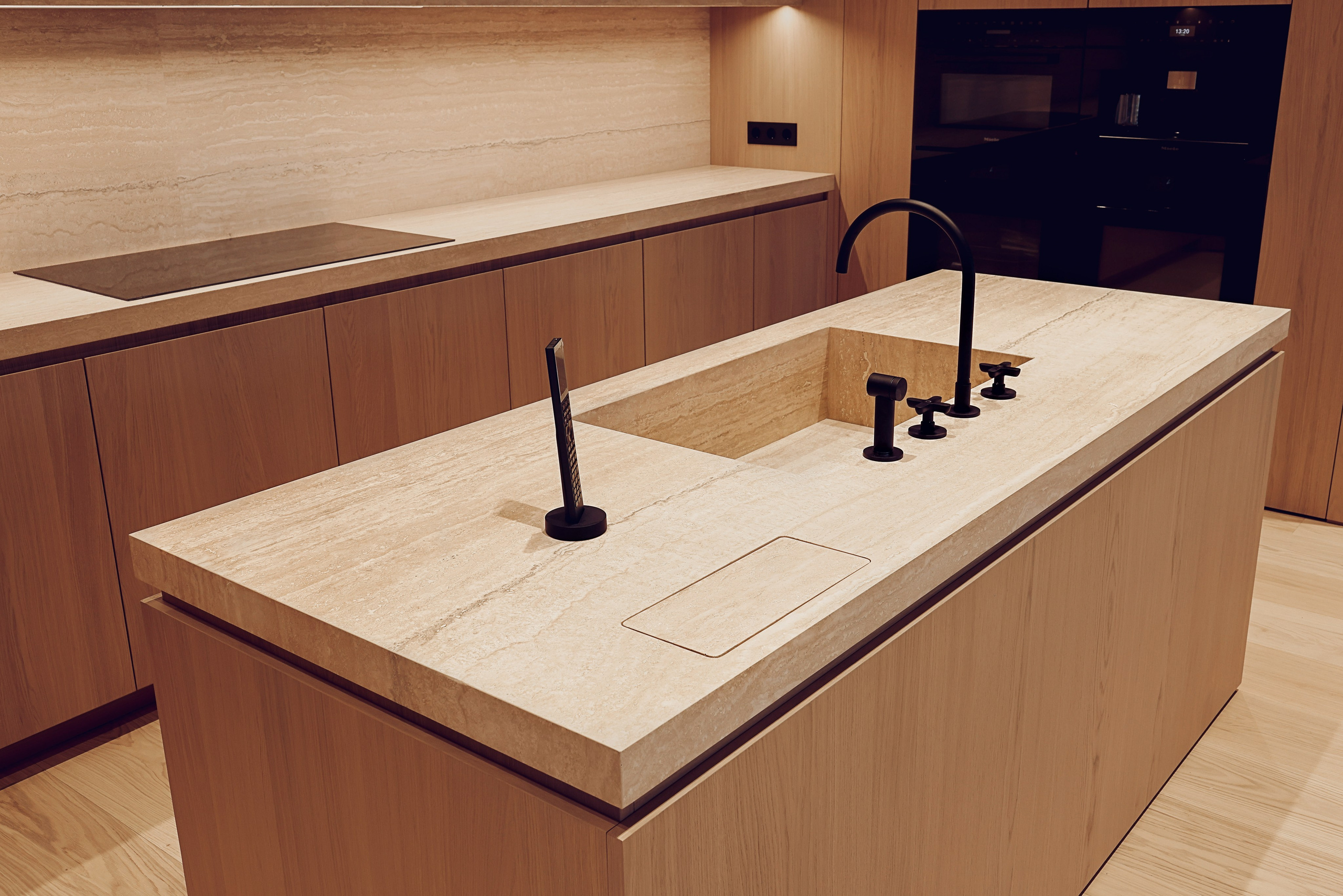 Остров из натурального камня выполненный из натурального камня.