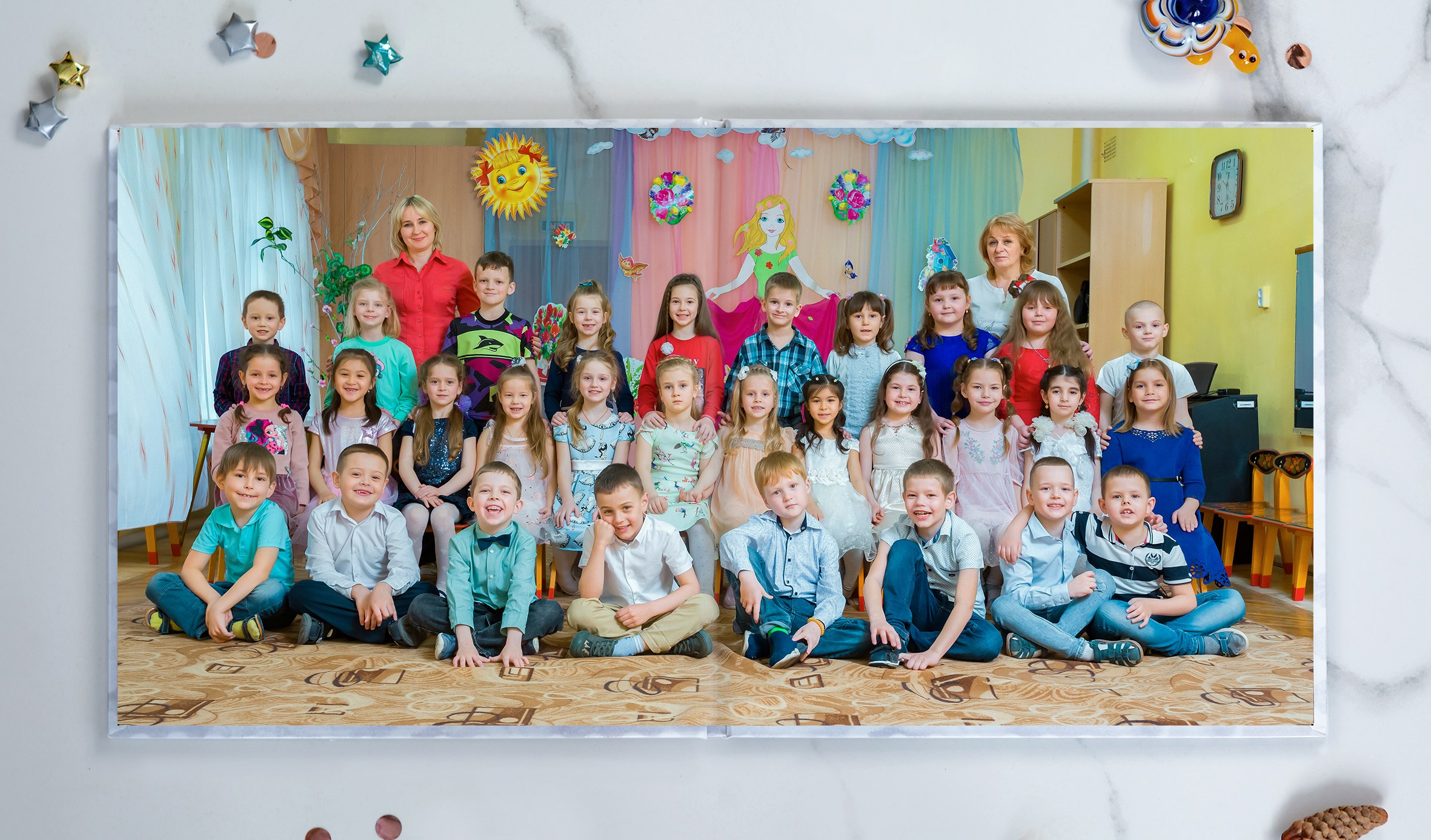 Фотоальбом  23×23 / 5 разворотов с портретом на обложке. Фотограф. Изготовление выпускных фотоальбомов
