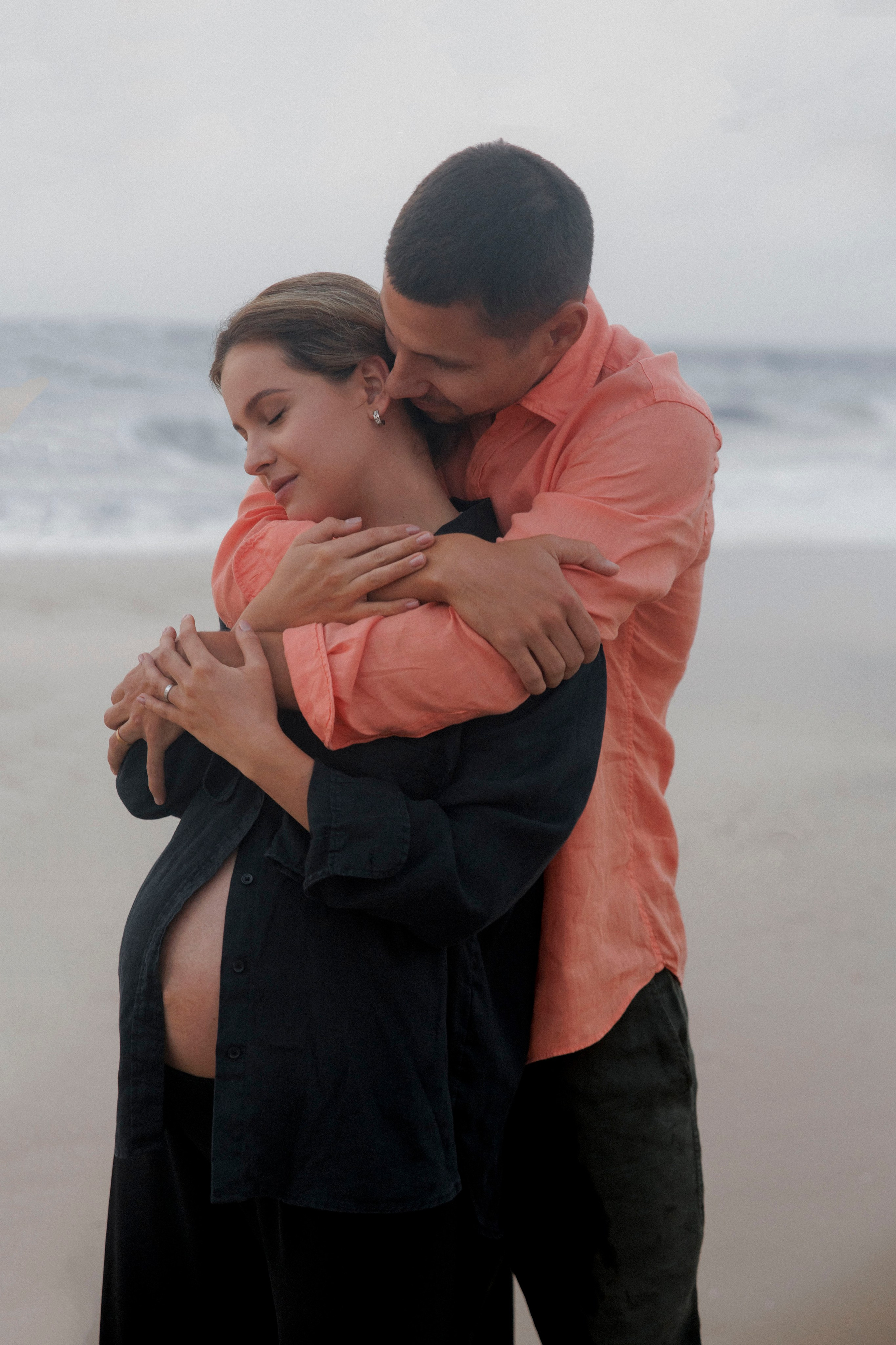 Pregnancy photoshoot near the sea (cloudy weather). Главная