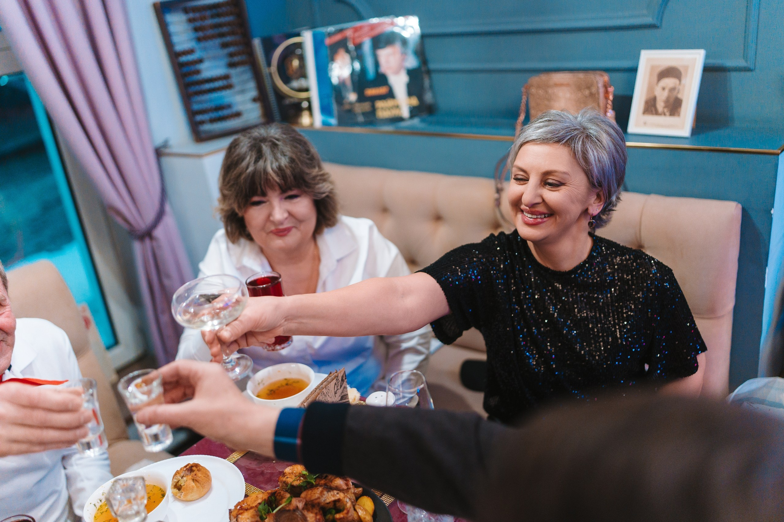 Юбилей в стиле СССР в ресторане «Маяковский» — репортажная фотосъёмка мероприятия в Уфе