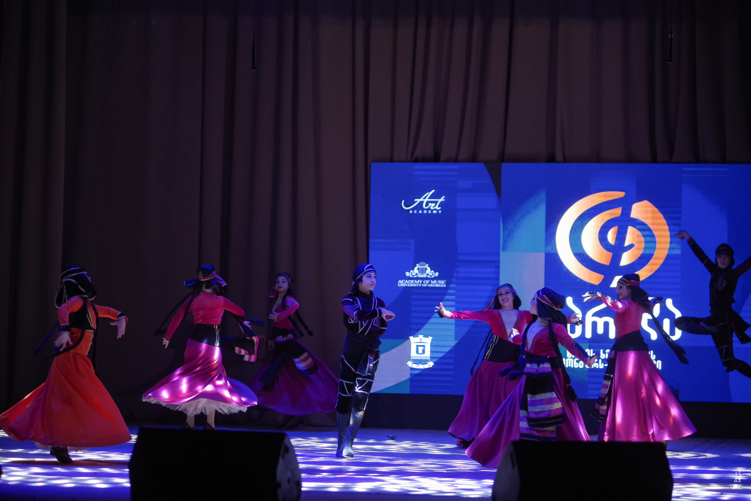 Танцы в Хоби. Портретный фотограф Денис Милютин