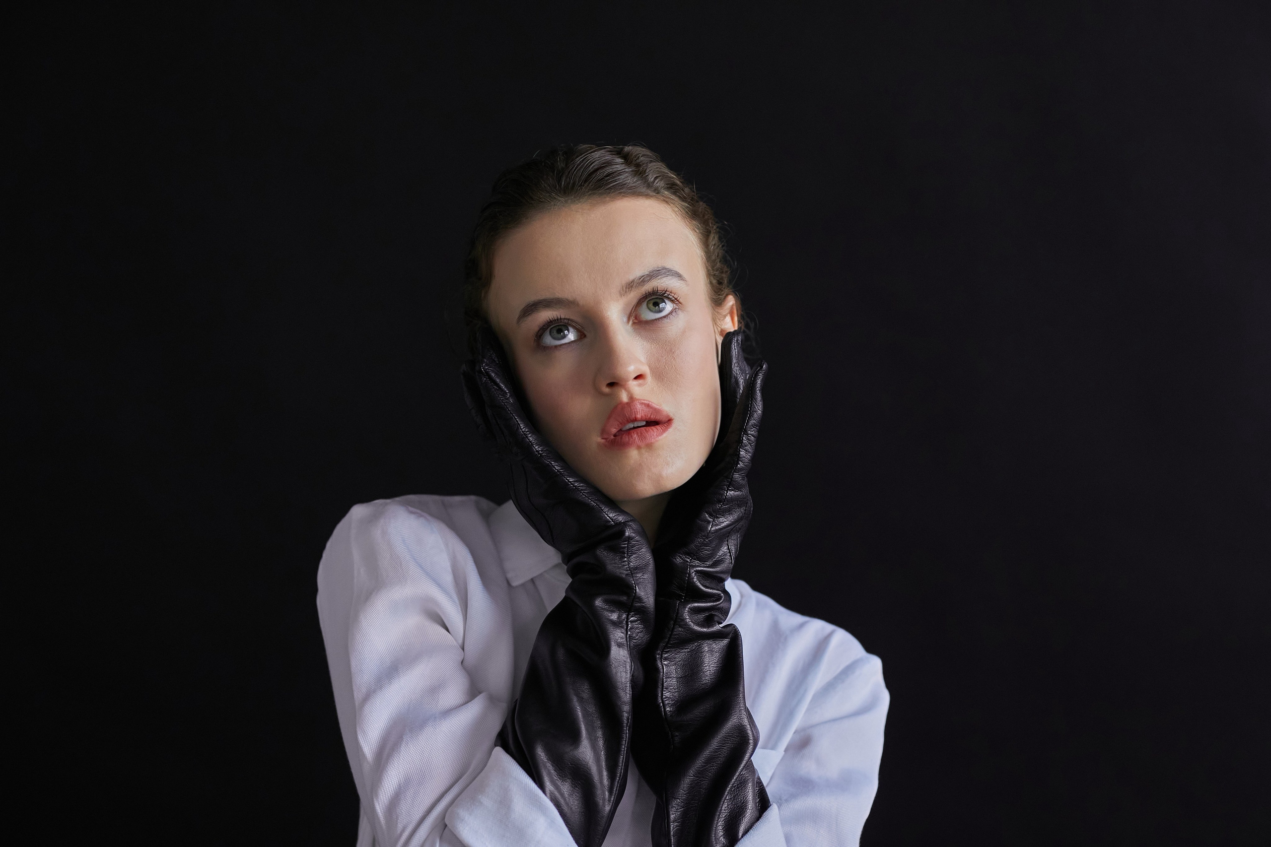 Фотограф в Москве. Студия. Студийный портрет. Девушка в черных кожаных перчатках и строгом костюме на черном фоне. Женский портрет. Воркшоп.