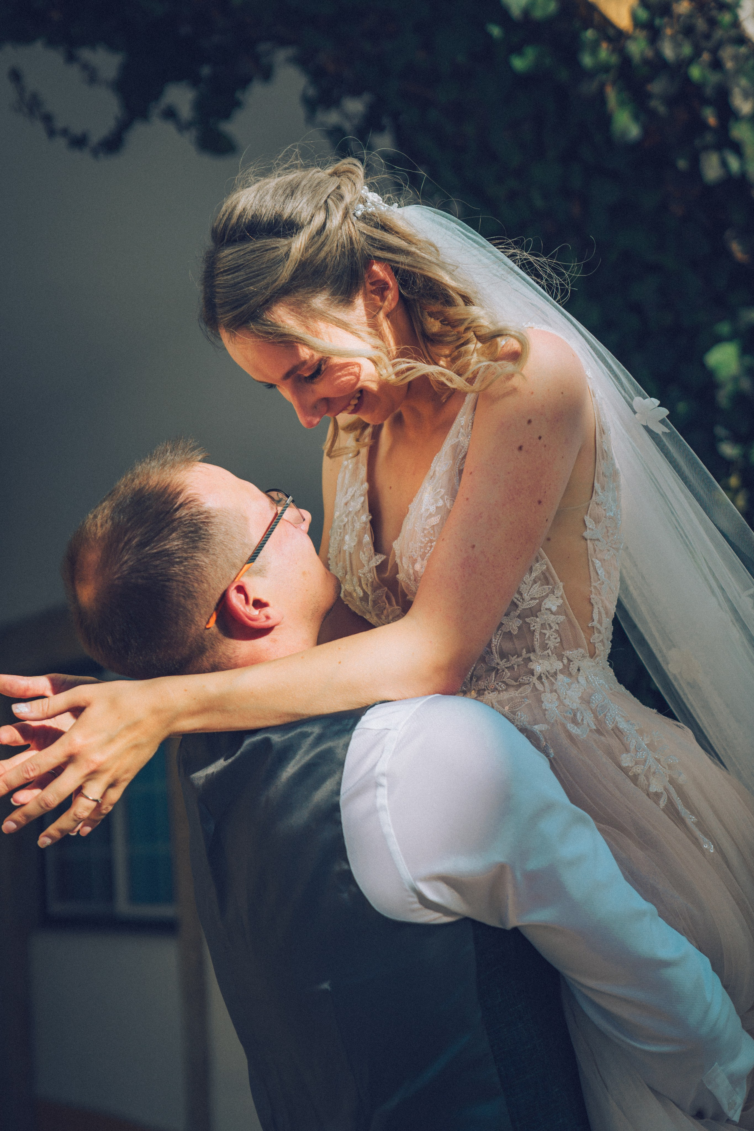 Влюбленная  пара жених и невеста целуется и обнимаются на фоне старинных улочек Португалии