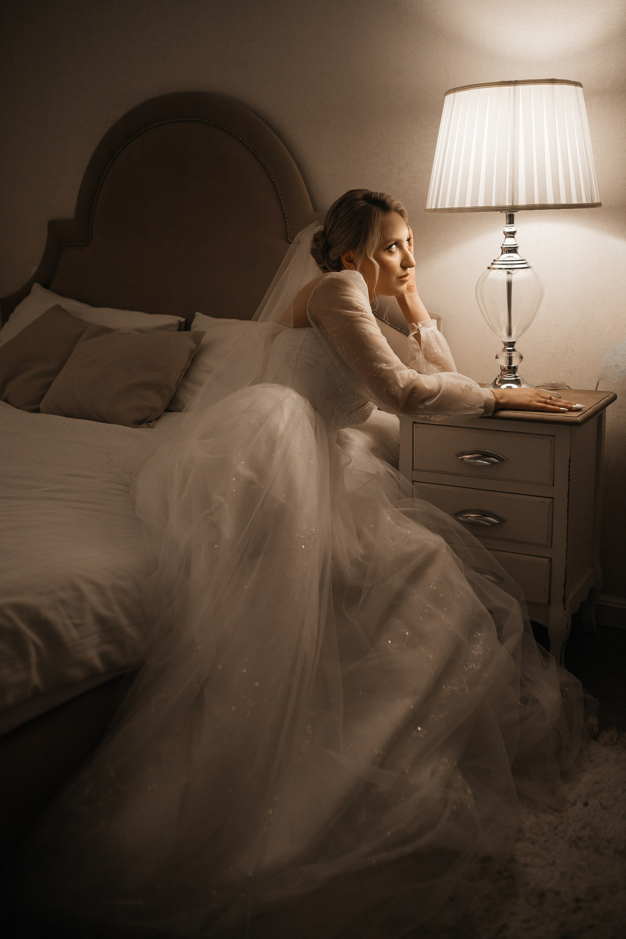 Евгения и Николай утренние сборы. Свадебный фотограф Виктория Чуйко Магнитогорск. Визуал для бизнеса