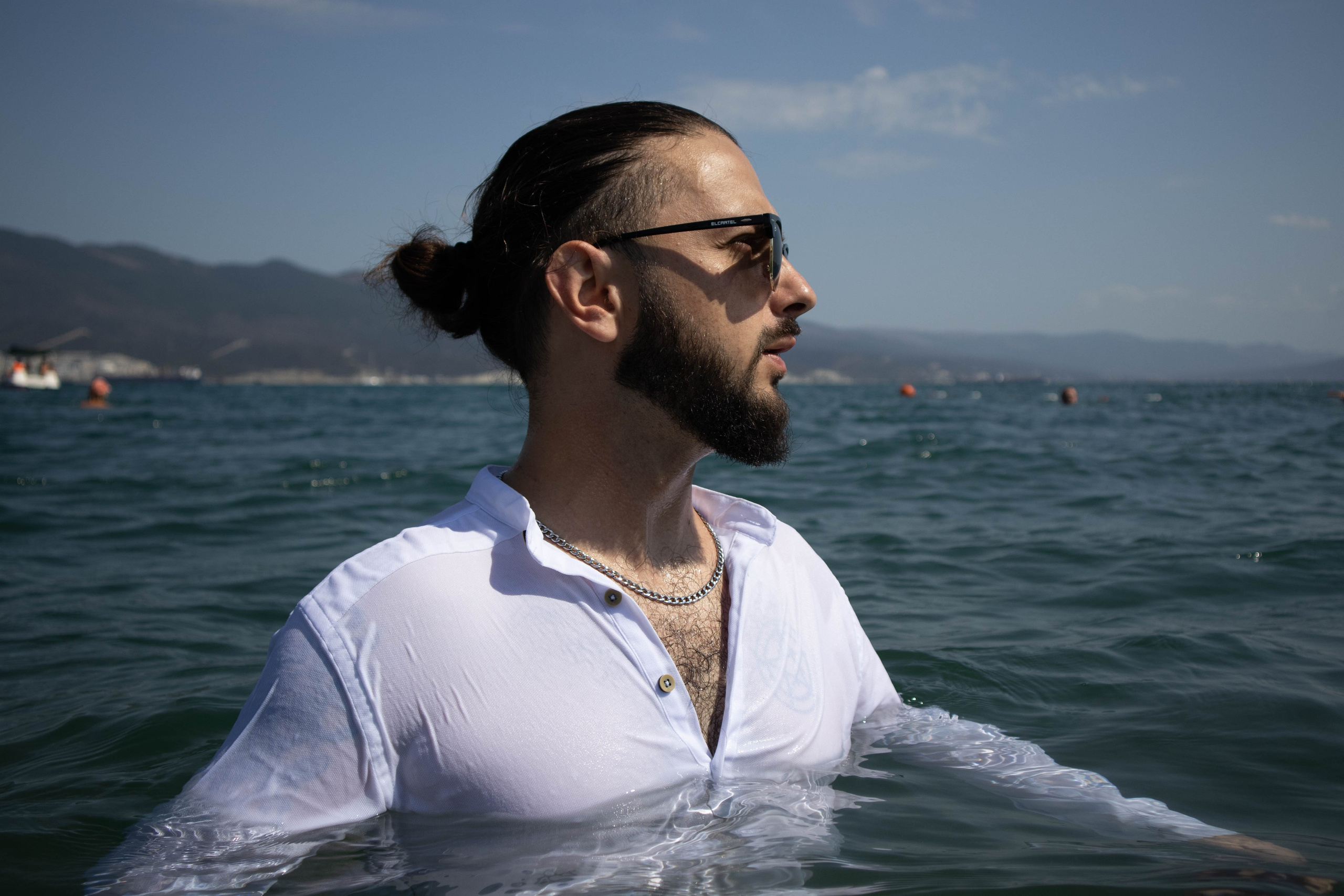 «Шаги по волнам: берег мечты». Уличный фотограф Города N