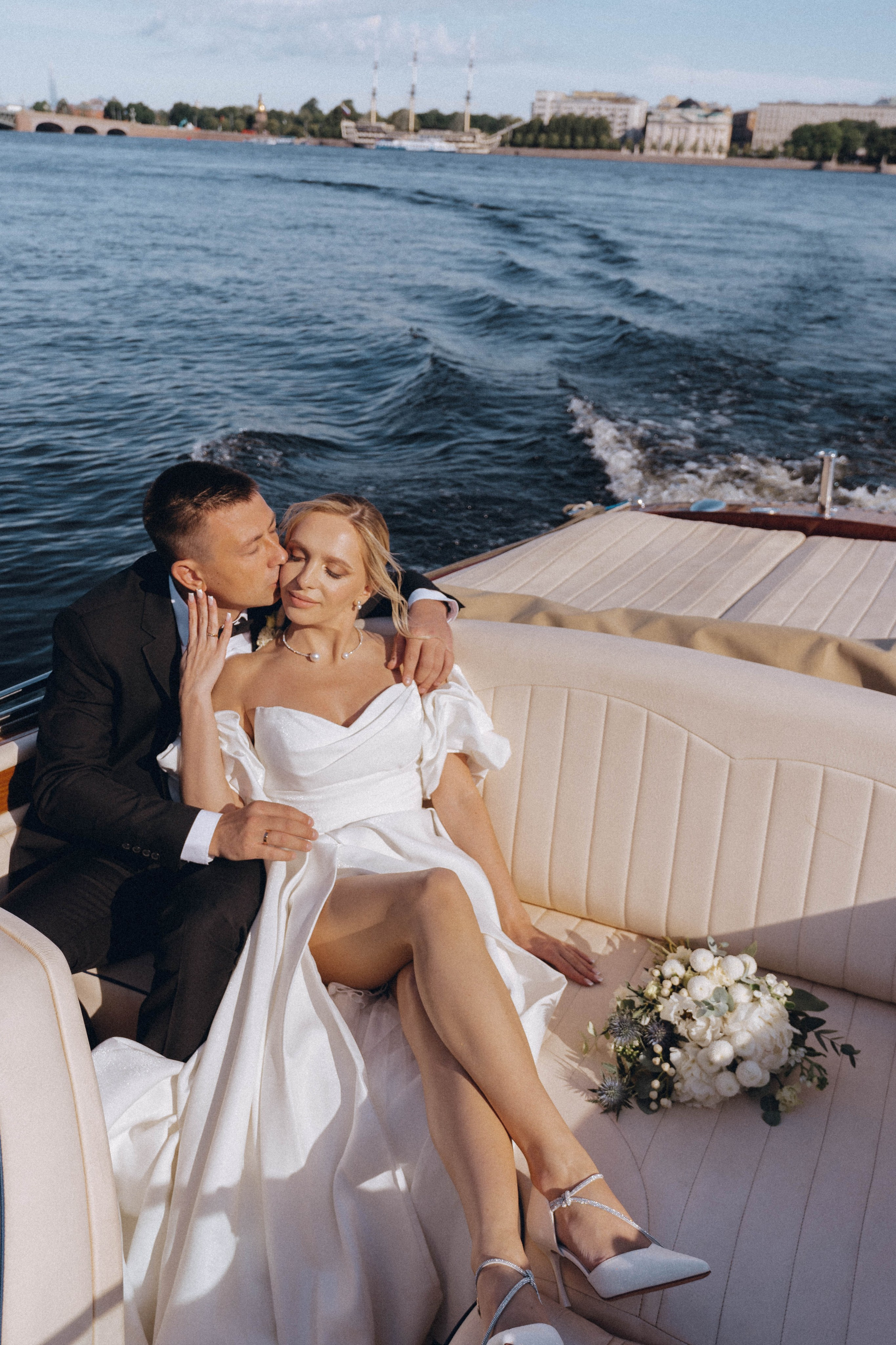 СВАДЕНБНАЯ СЬЕМКА НА КАТЕРЕ ПО КАНАЛАМ САНКТ-ПЕТЕРБУРГА И В АКВАТОРИИ НЕВЫ. Профессиональный фотограф, Санкт-Петербург — Виктория Богомолова
