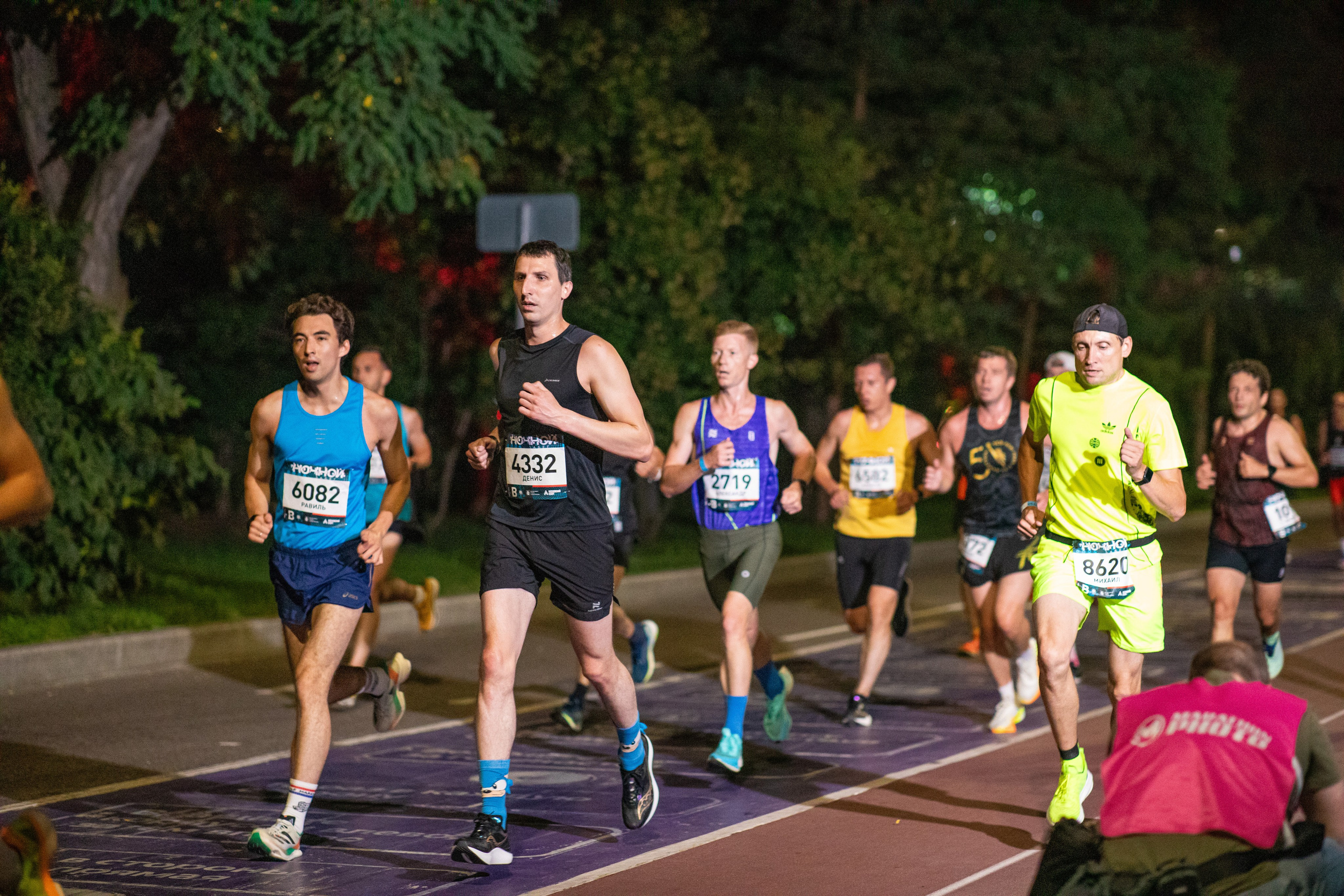 Ночной забег в ленте фотографий бегунов 03.08.24. Фотограф Сергей Ловкий
