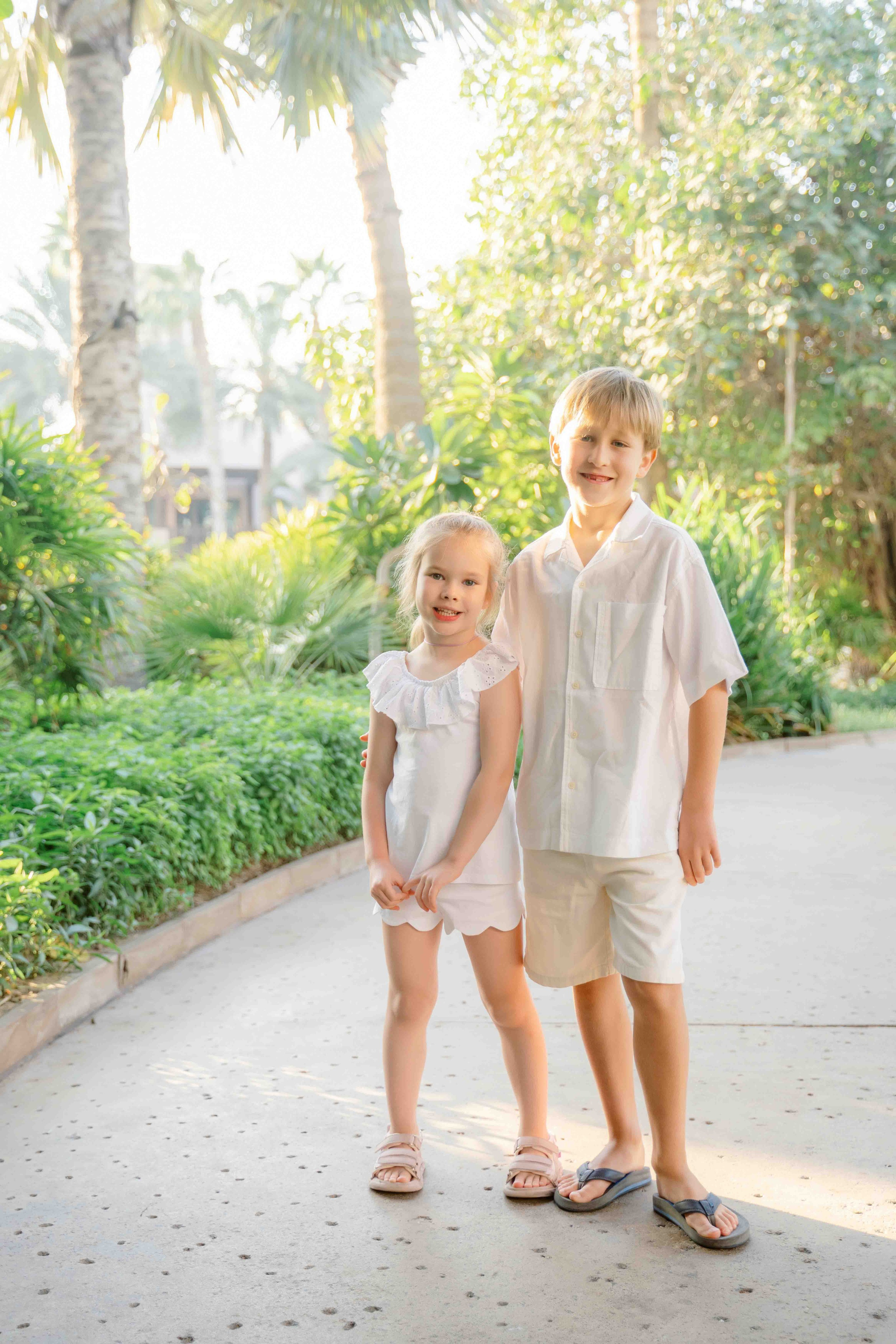 Фотосессия большой семьи в светлых тонах в зелени. Фотограф и видеограф в Москве и Абу Даби Мария Кулагина