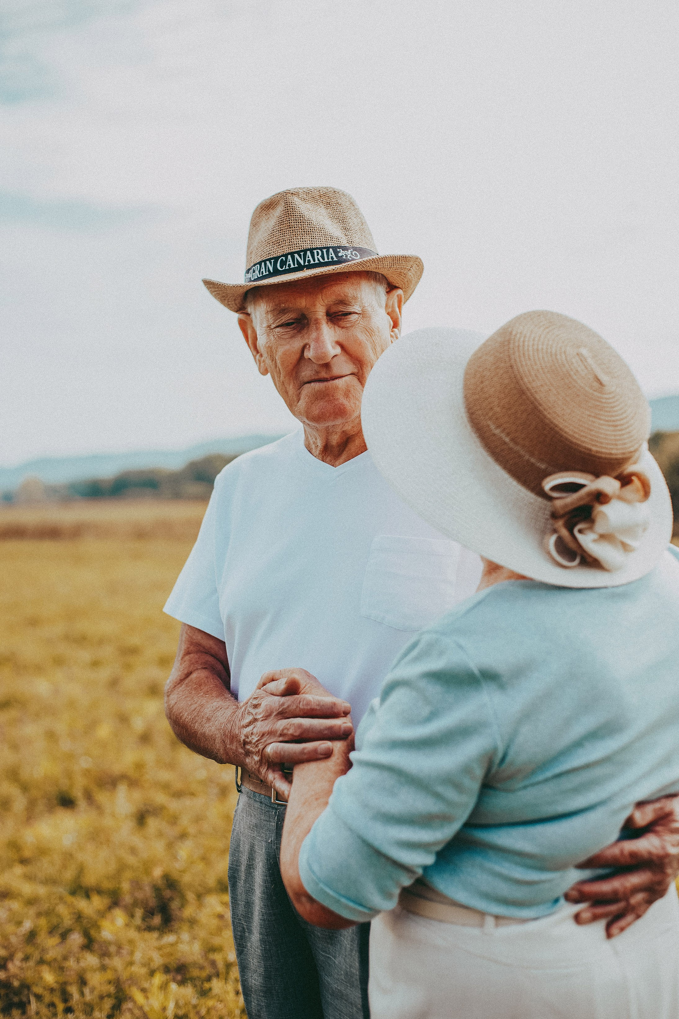 Семейная фотосессия на природе с бабушкой с дедушкой