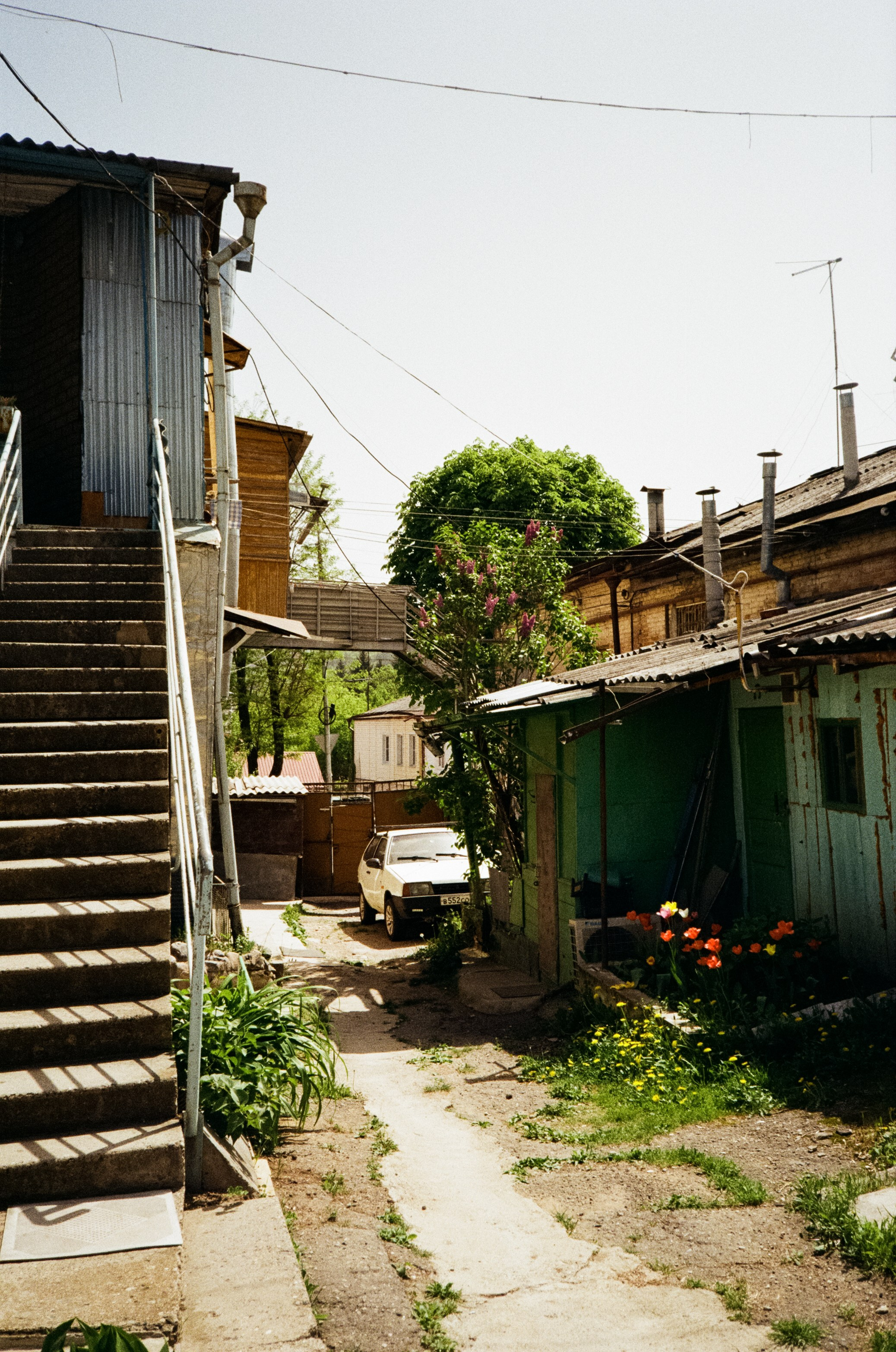 Дворик на Гагарина и Нарзанная галерея. Аллеи Кисловодска. Фотограф-документалист Мария Осокина