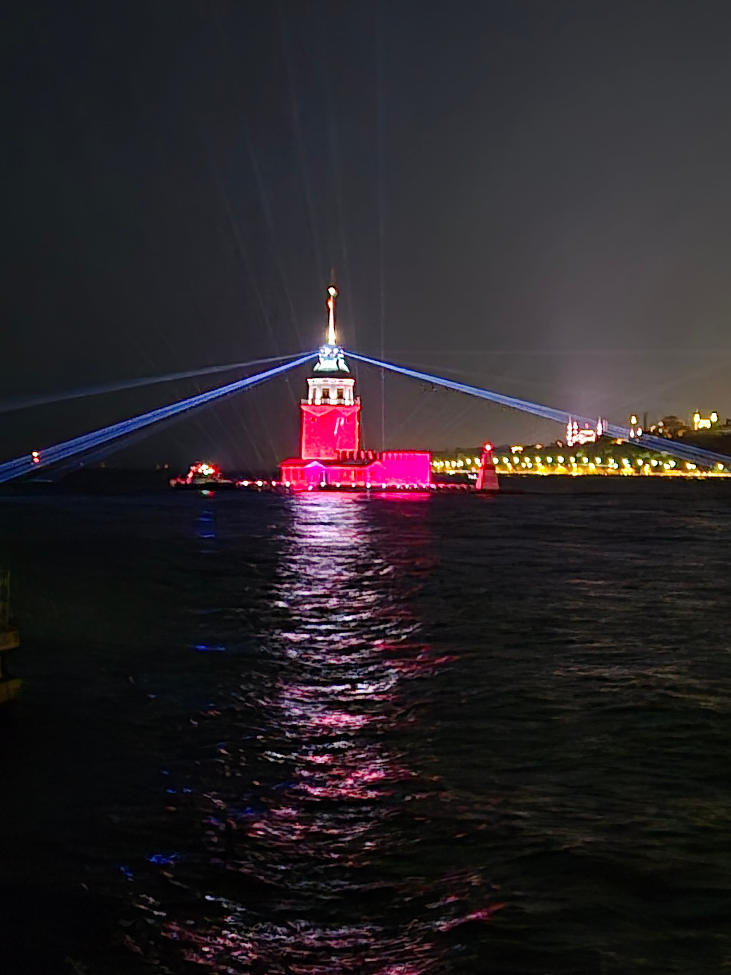 В прошлый раз мы промахнулись мимо расписания и не попали на лазерное шоу у Девичьей Башни