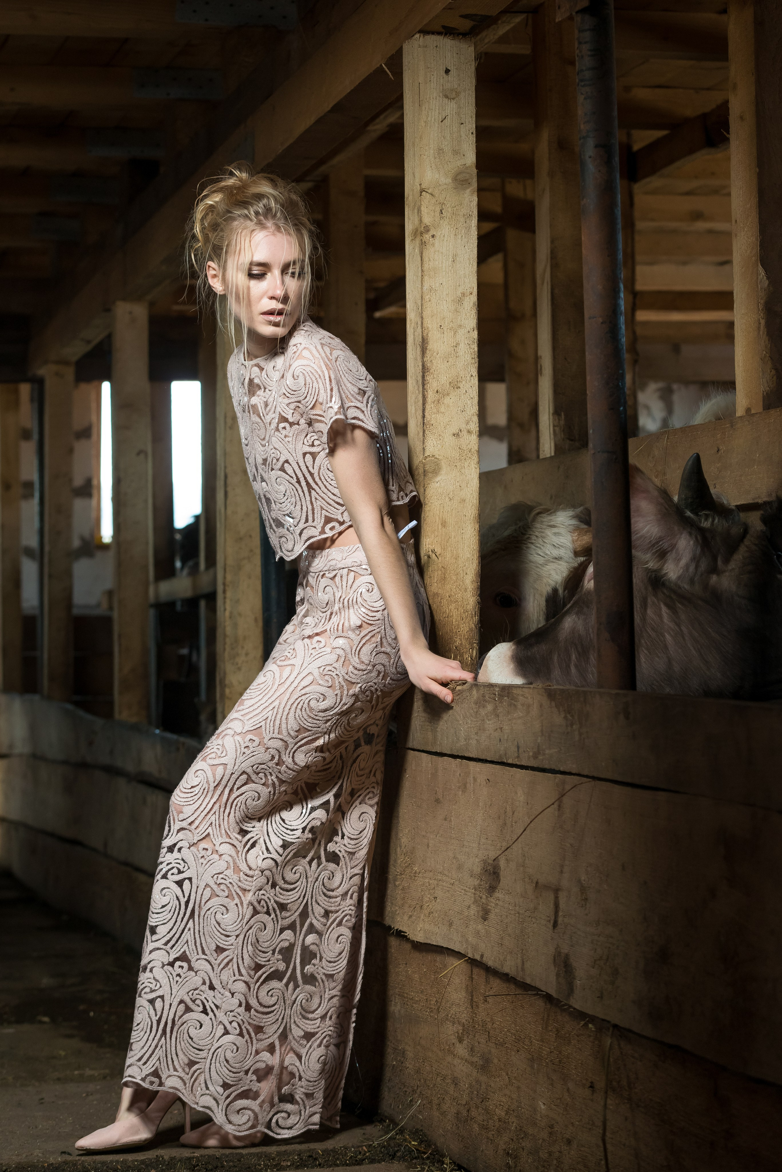 Jana Nedzvetskaya. Показ в коровнике. 2016. Дима Бабушкин. Фотограф. Подиум. Репортаж. Творчество. Дорого