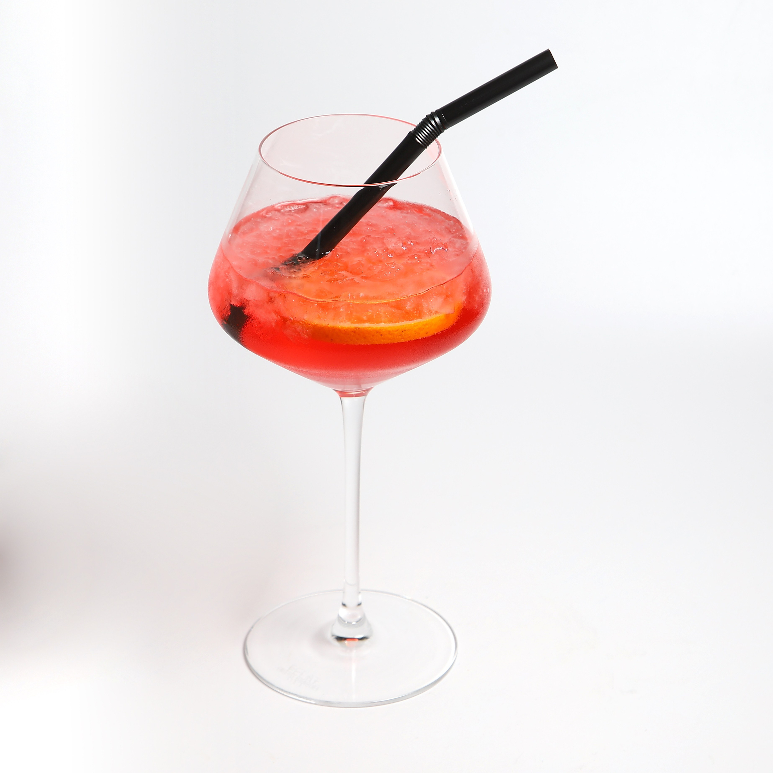 Фуд-фотография апероль шприц с трубочкой.