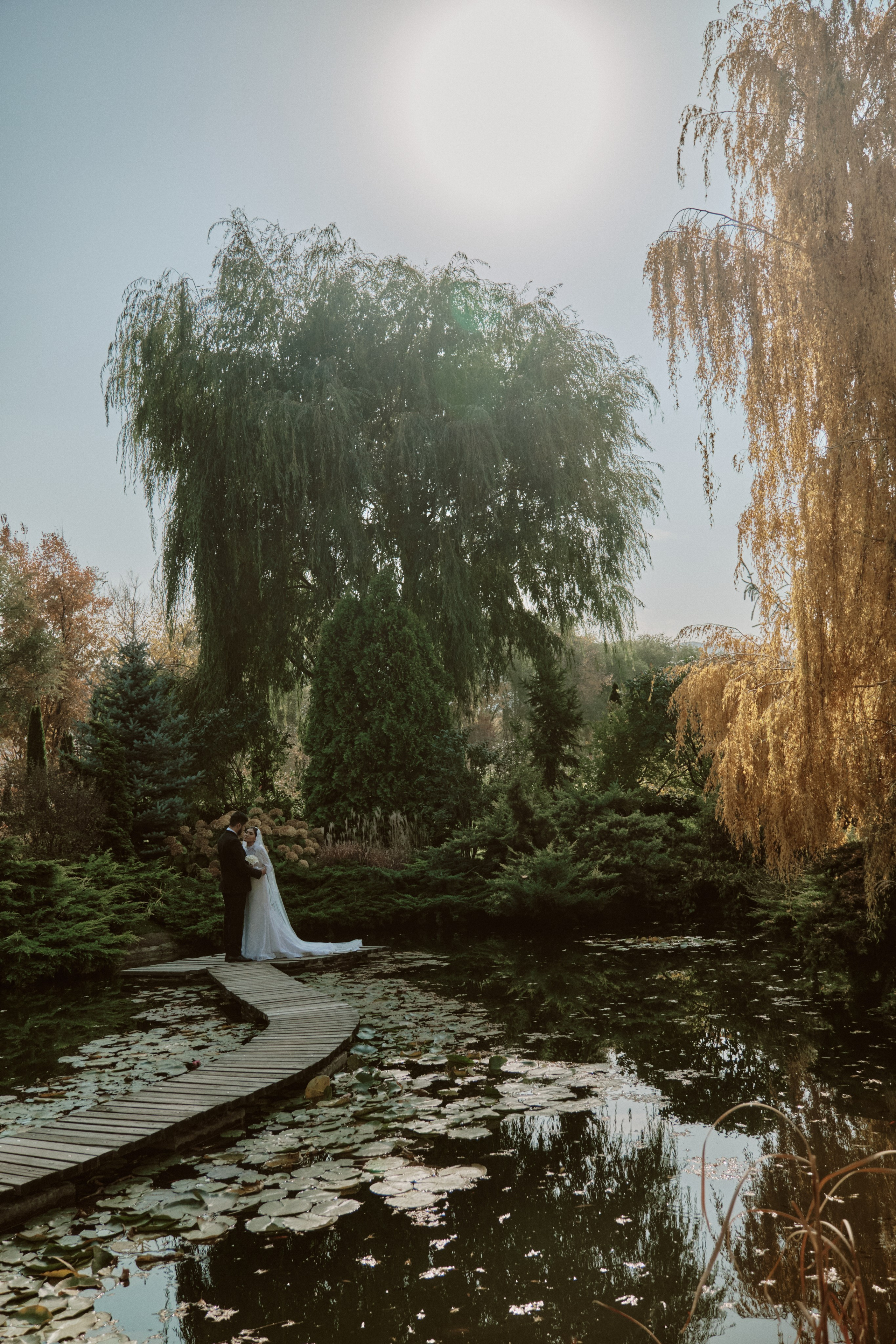 Садовая рапсодия свадебная фото прогулка в городе Алматы. Видеограф и Фотограф в Алматы и Астана