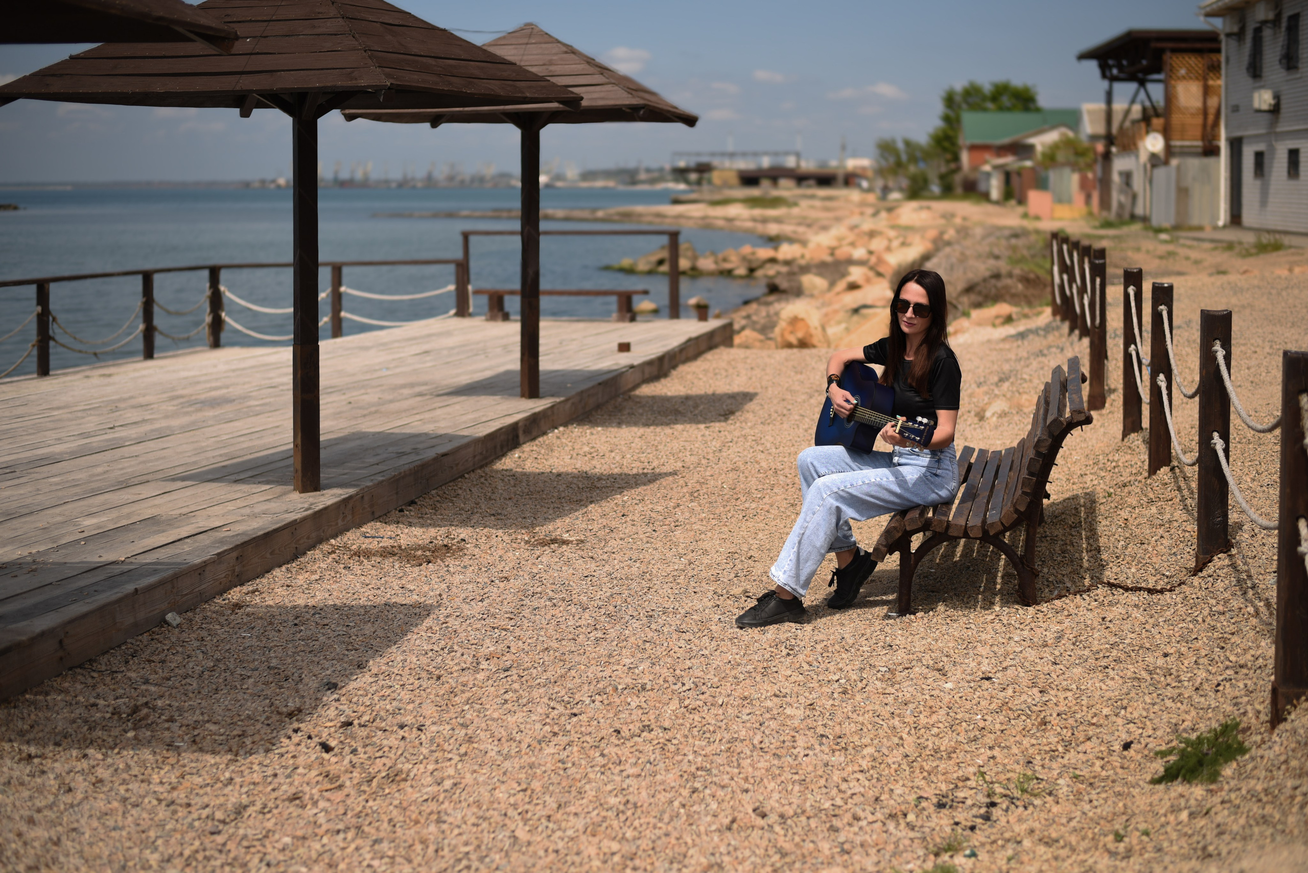 Девушка с гитарой. Главная