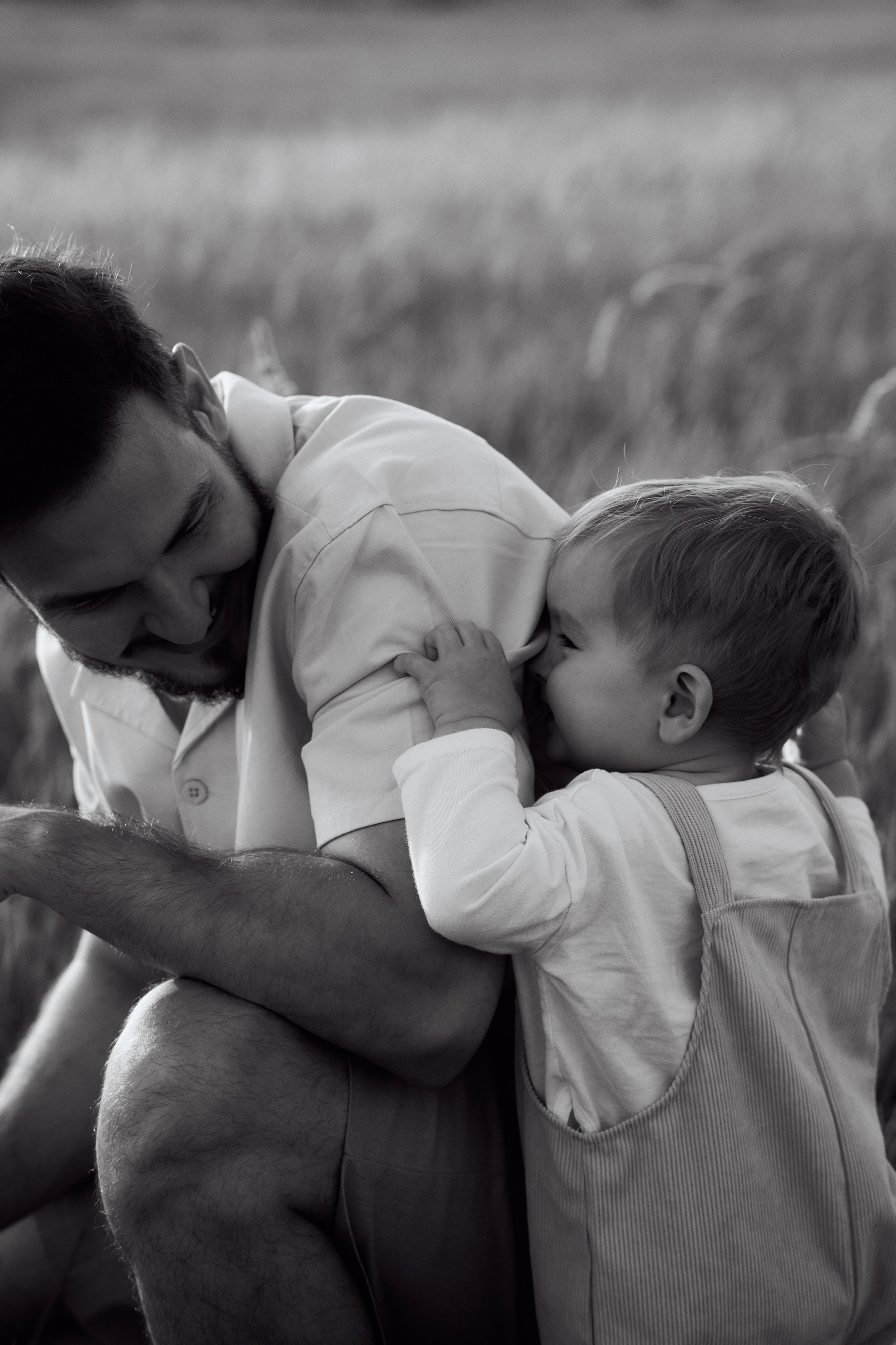 Шамиль, Аня и Марс в поле с барашками. Семейный и свадебный lifestyle-фотограф в Москве Мария Петрова