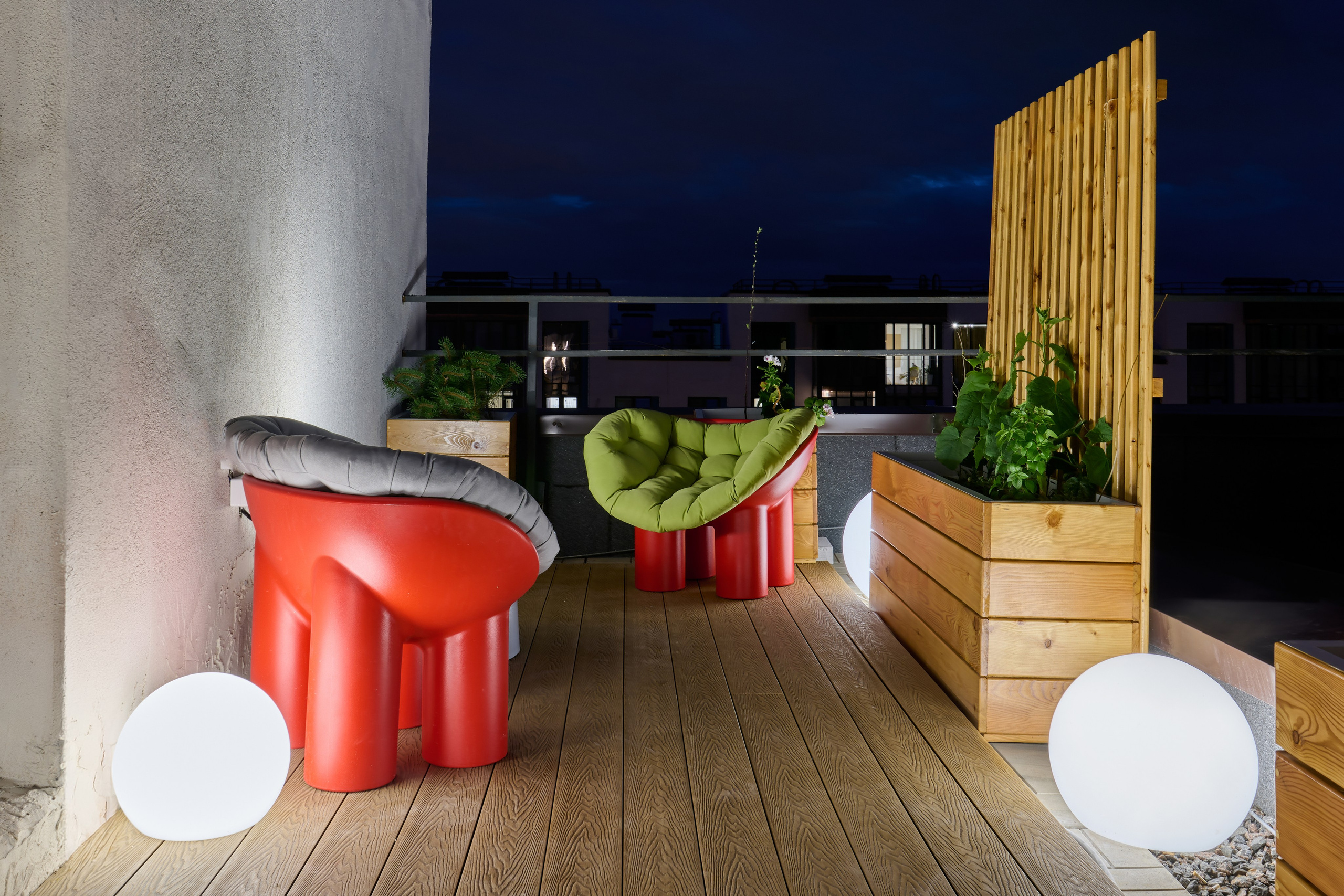 Терраса вечером: красные кресла, подсветка, декоративные шары