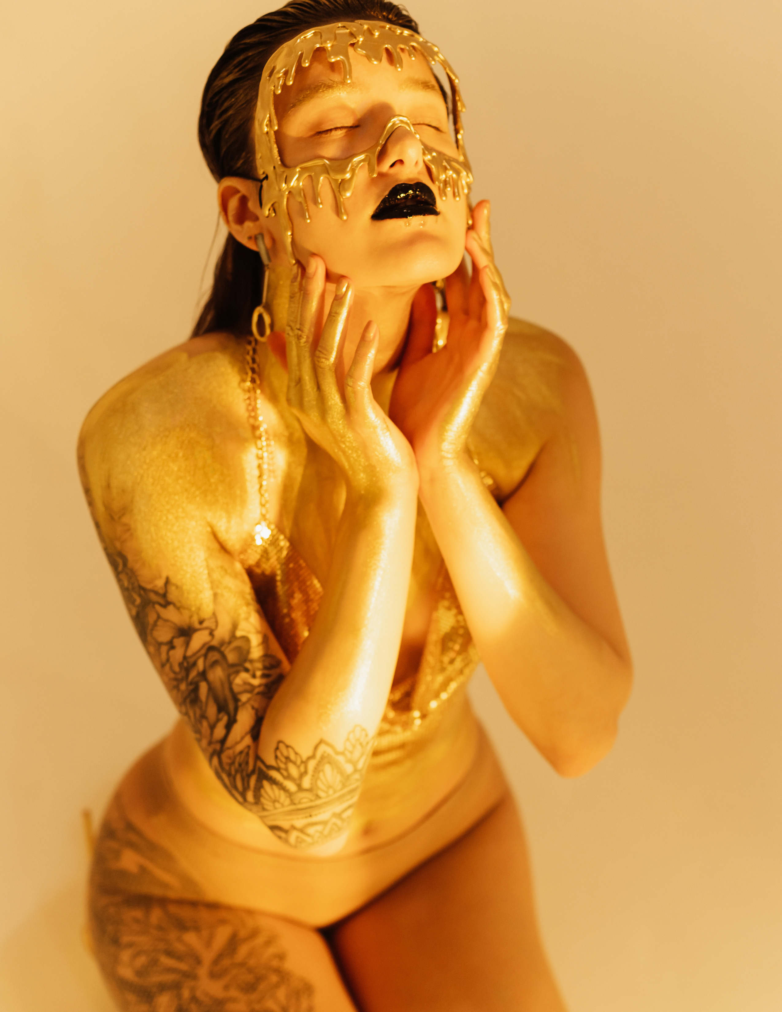 She was made of Gold. Главная