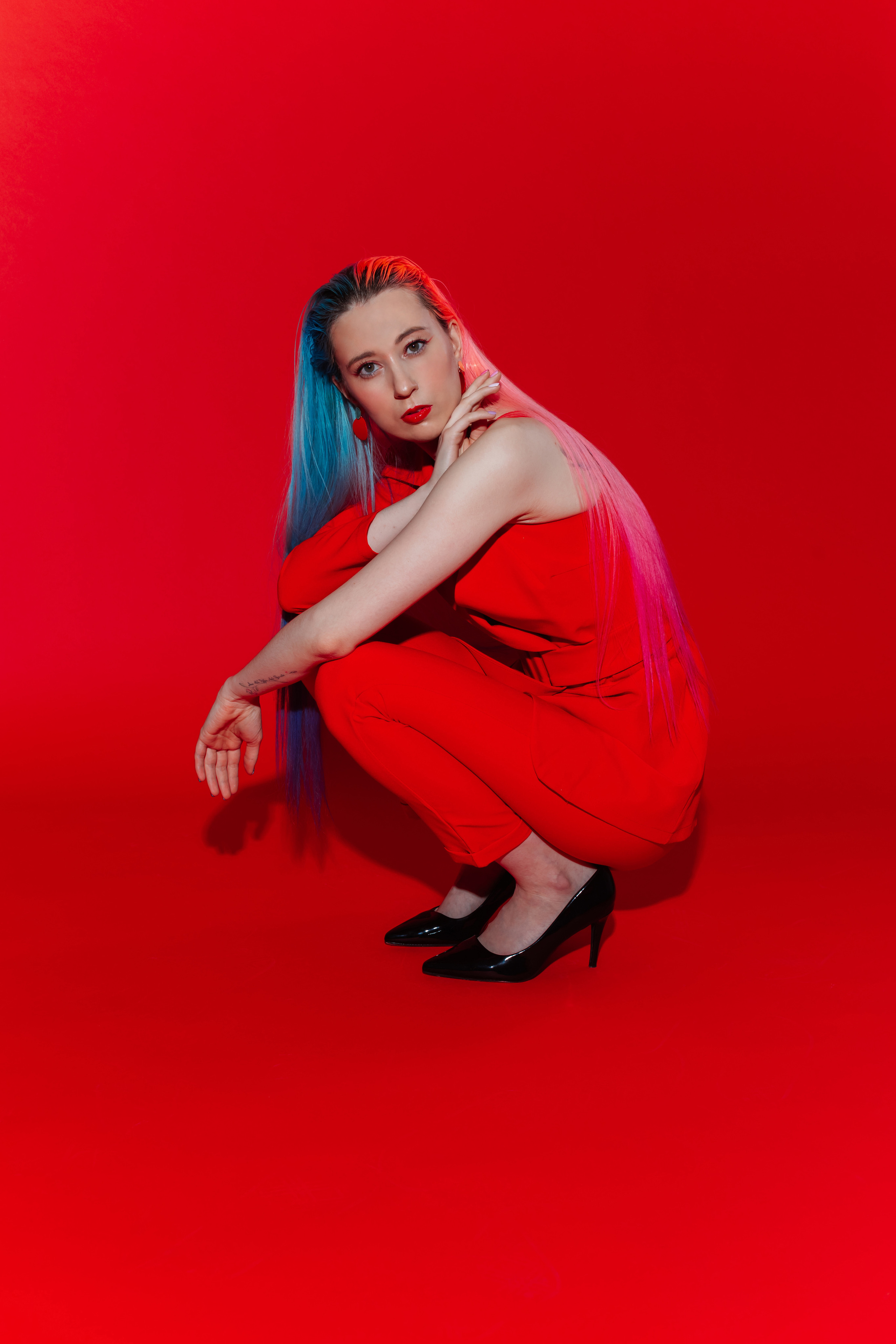 Съёмка на красном фоне. Главная