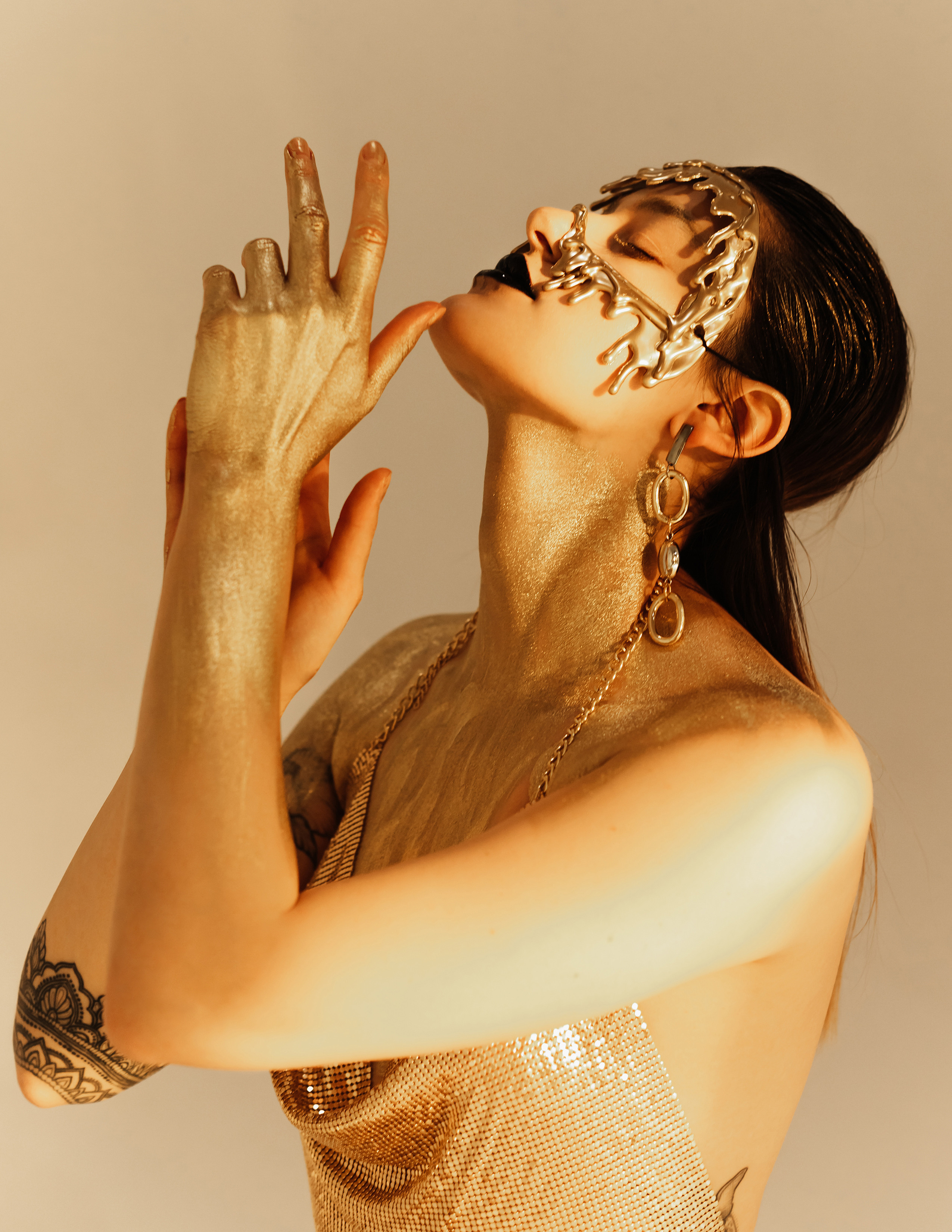 She was made of Gold. Главная