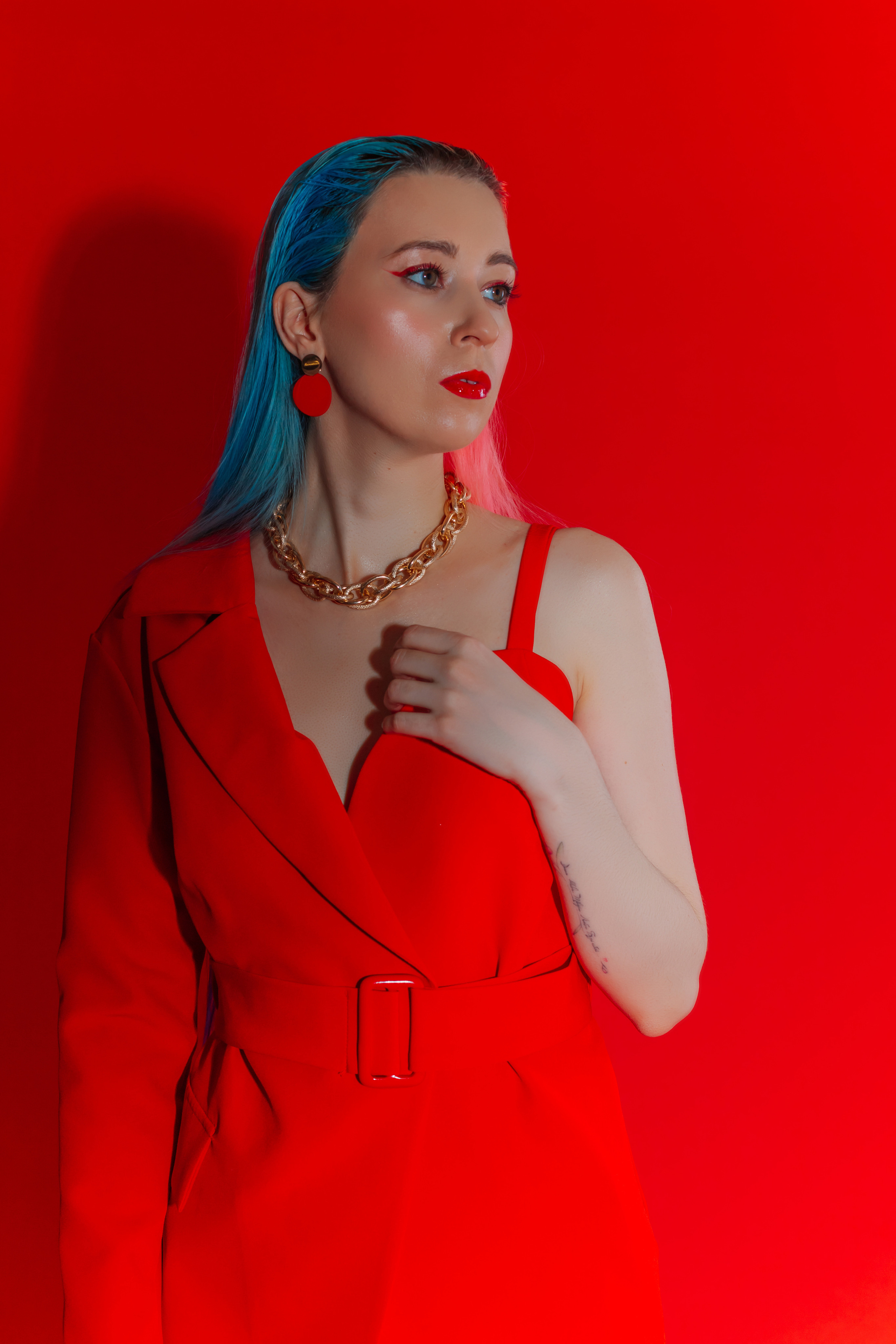 Съёмка на красном фоне. Главная