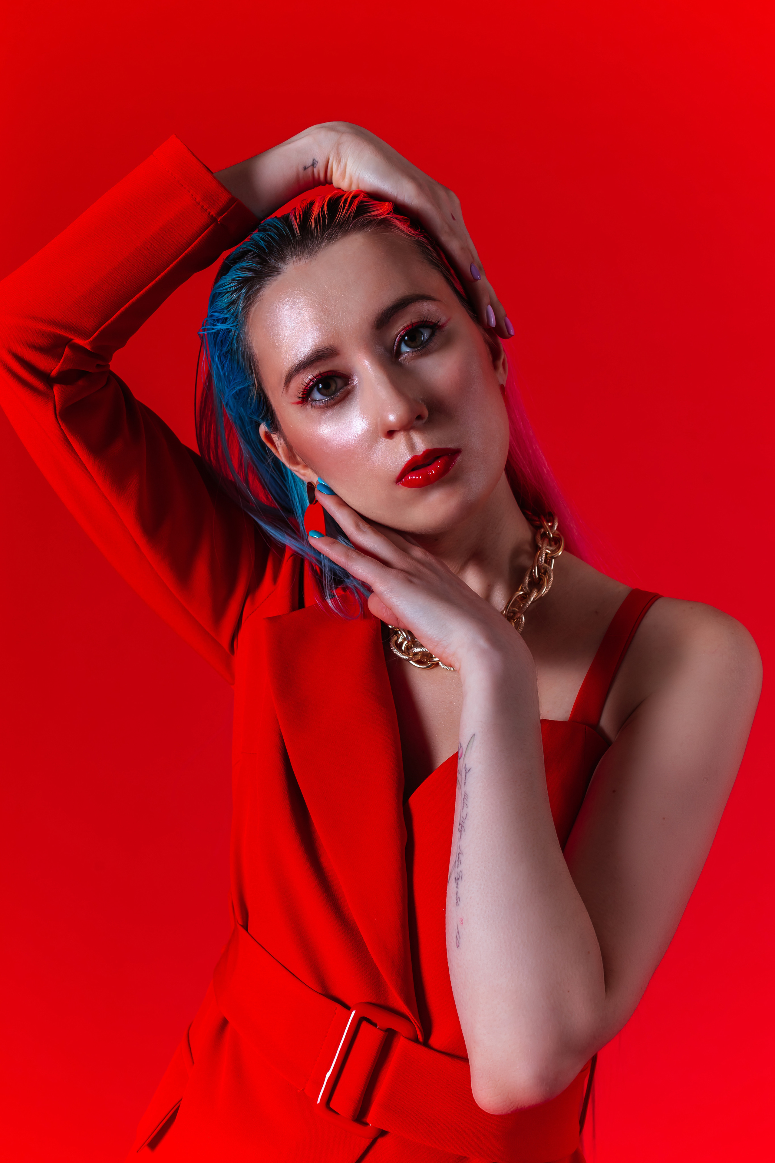 Съёмка на красном фоне. Главная