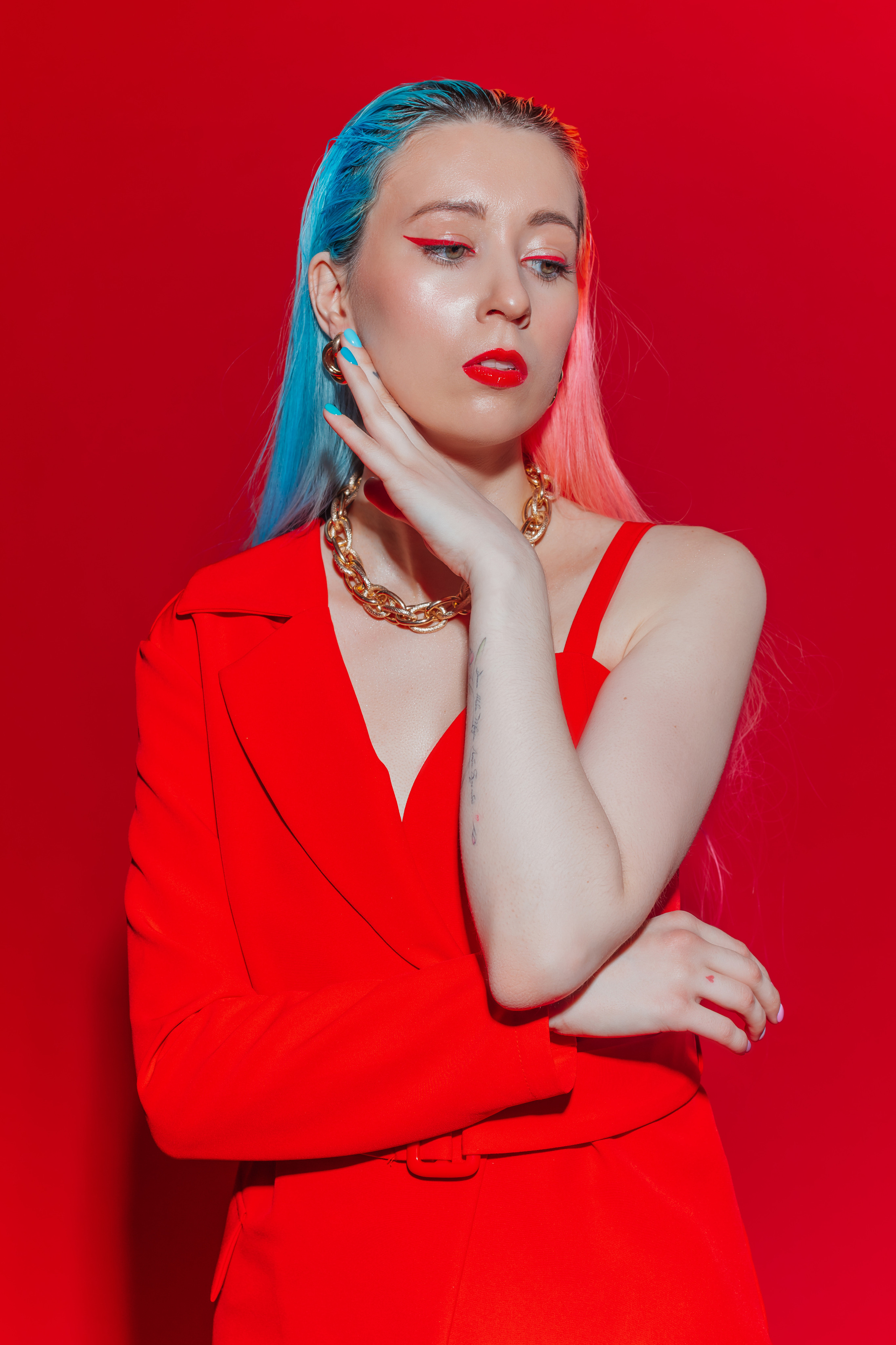 Съёмка на красном фоне. Главная