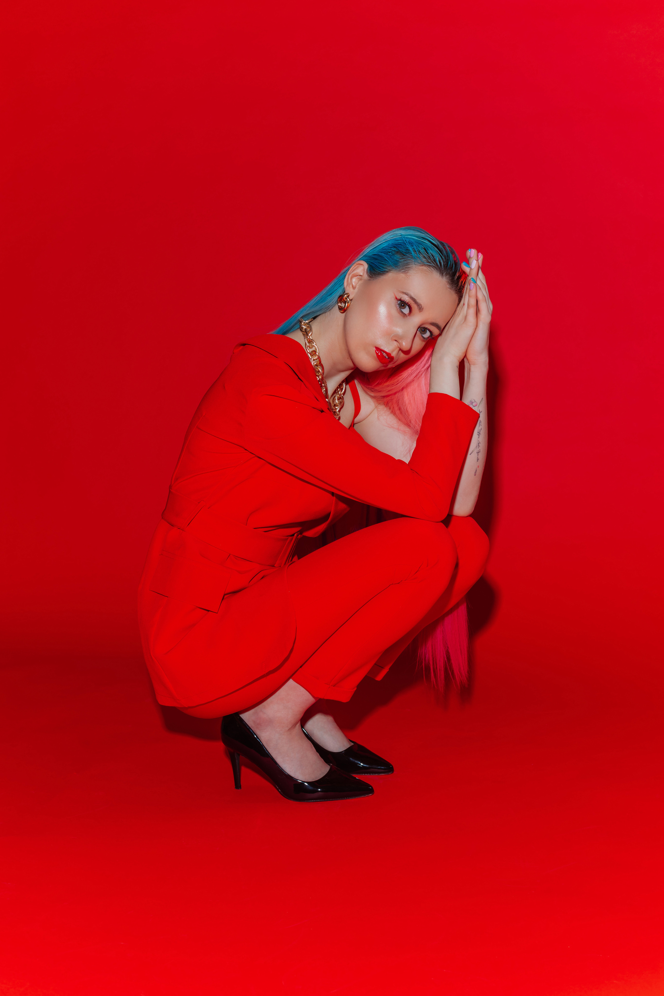 Съёмка на красном фоне. Главная