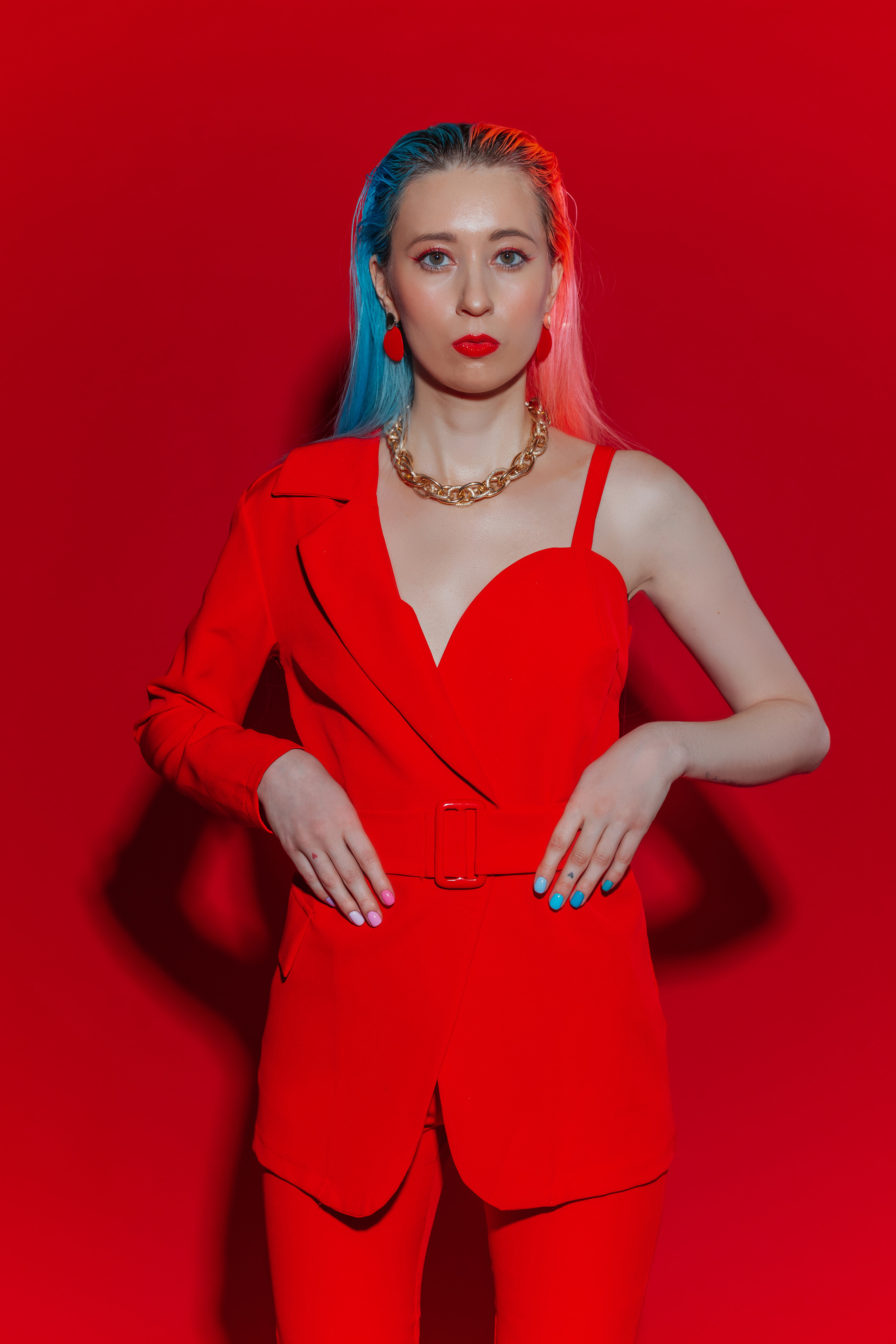 Съёмка на красном фоне. Главная